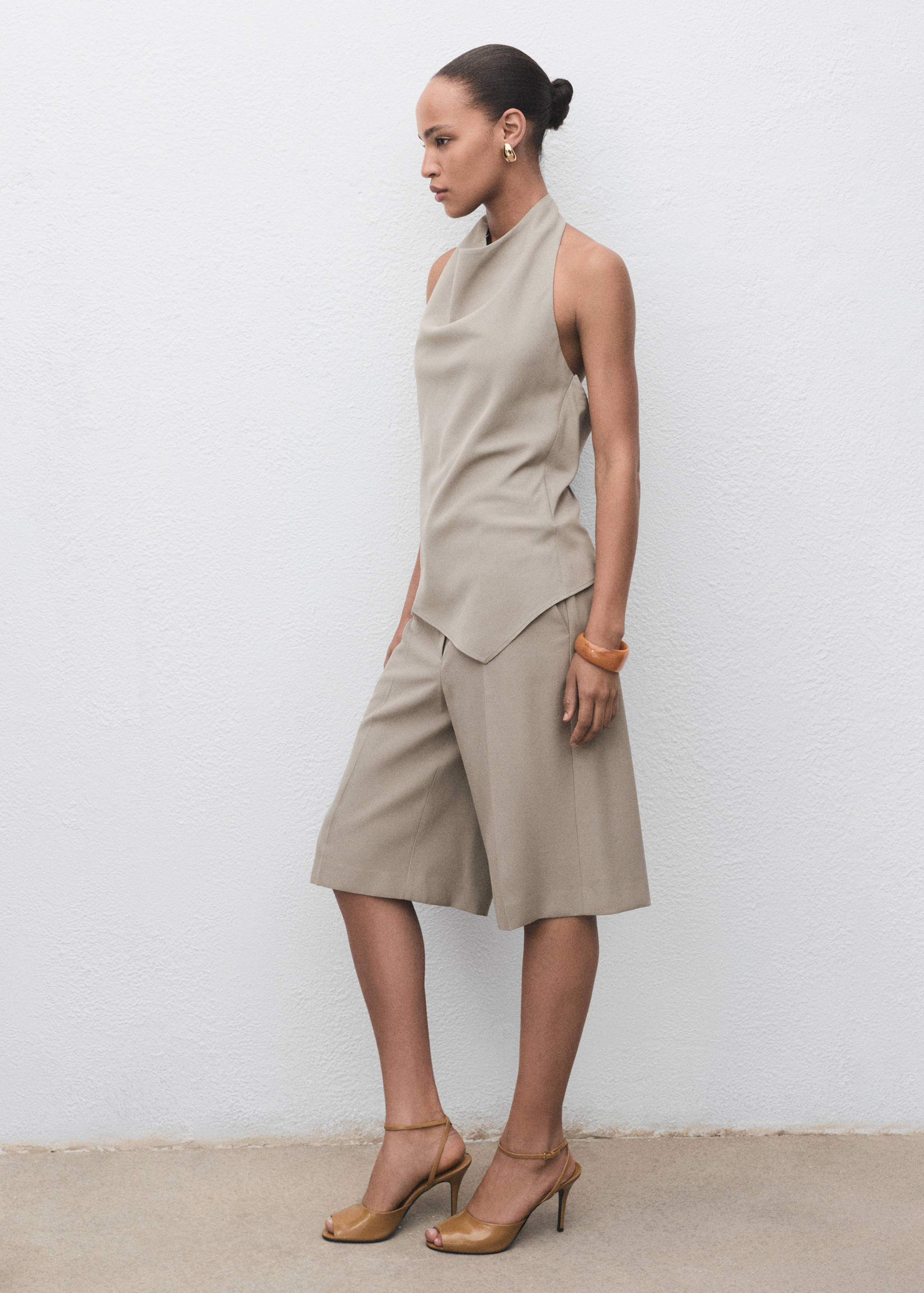 Top assimétrico com costas abertas - Plano geral