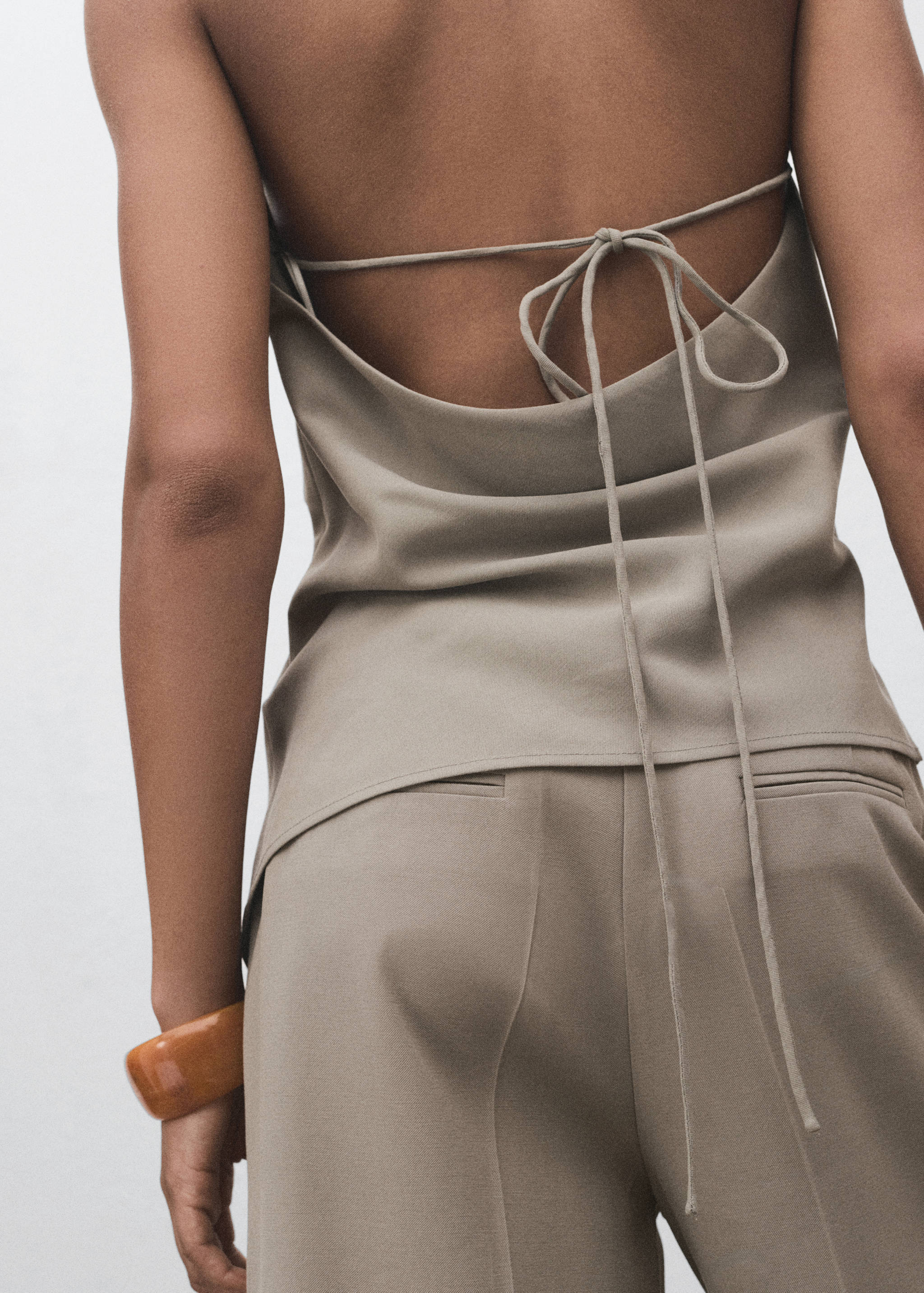 Top assimétrico com costas abertas - Pormenor do artigo 6