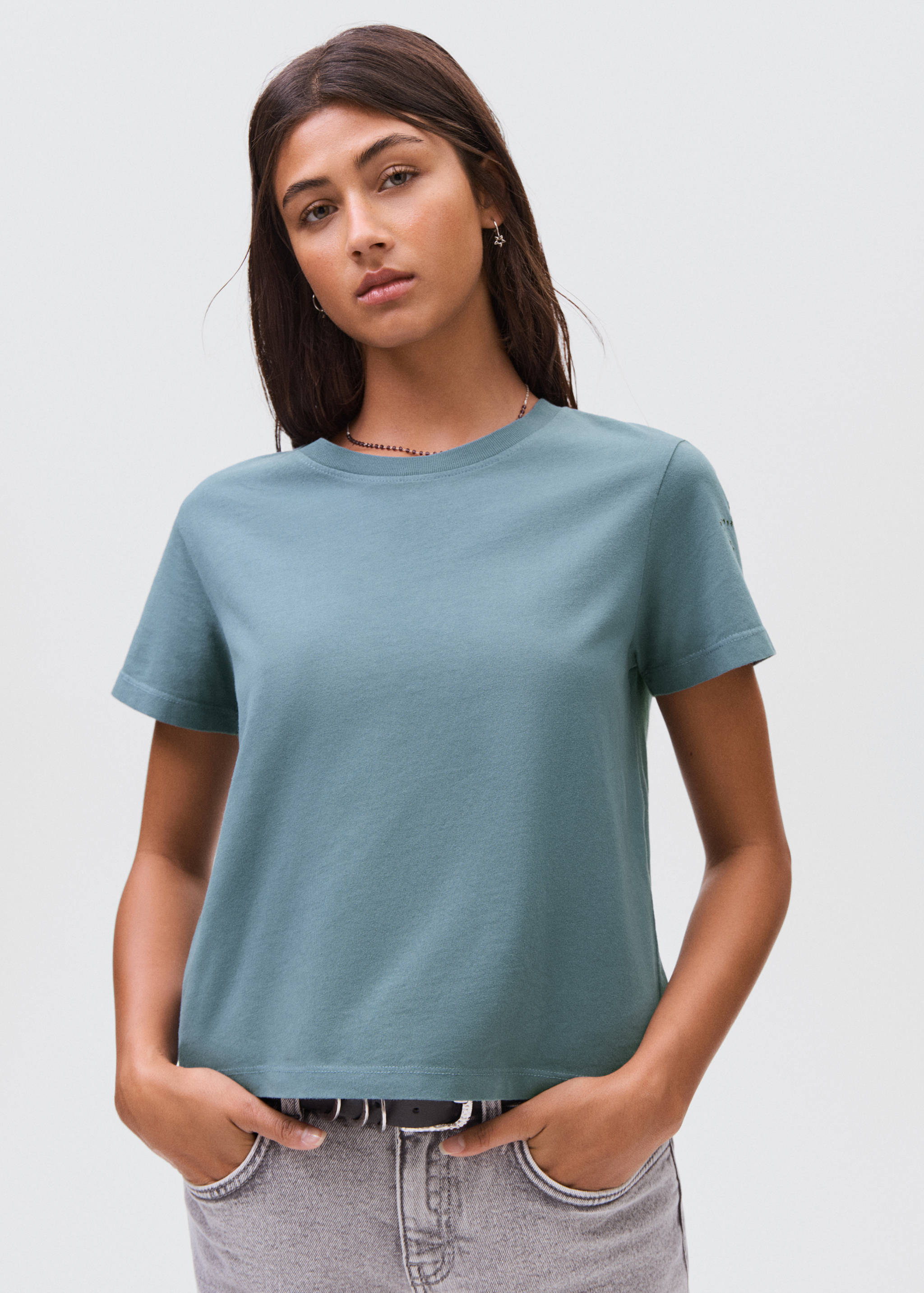 Koszulka z gwiazdą z ćwieków - Plan średni