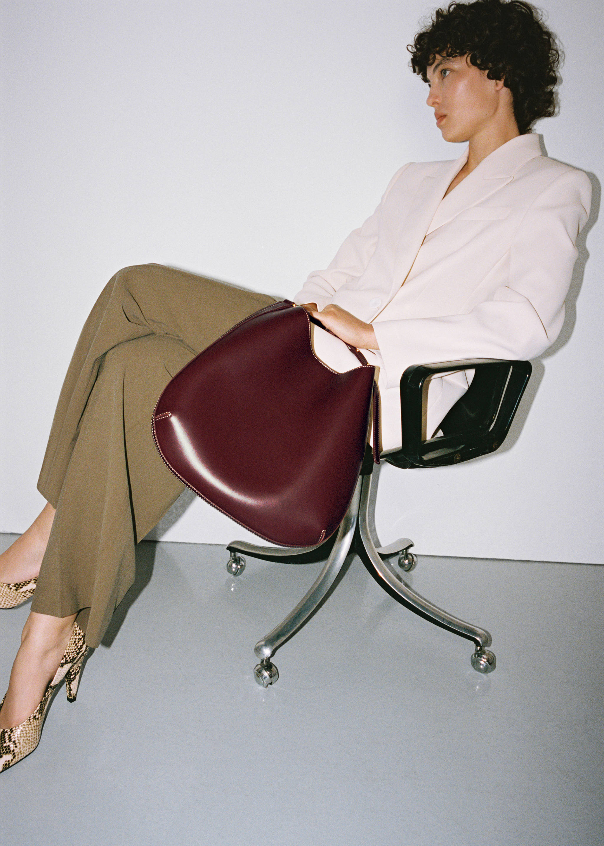 Large oval shoulder bag - General plane