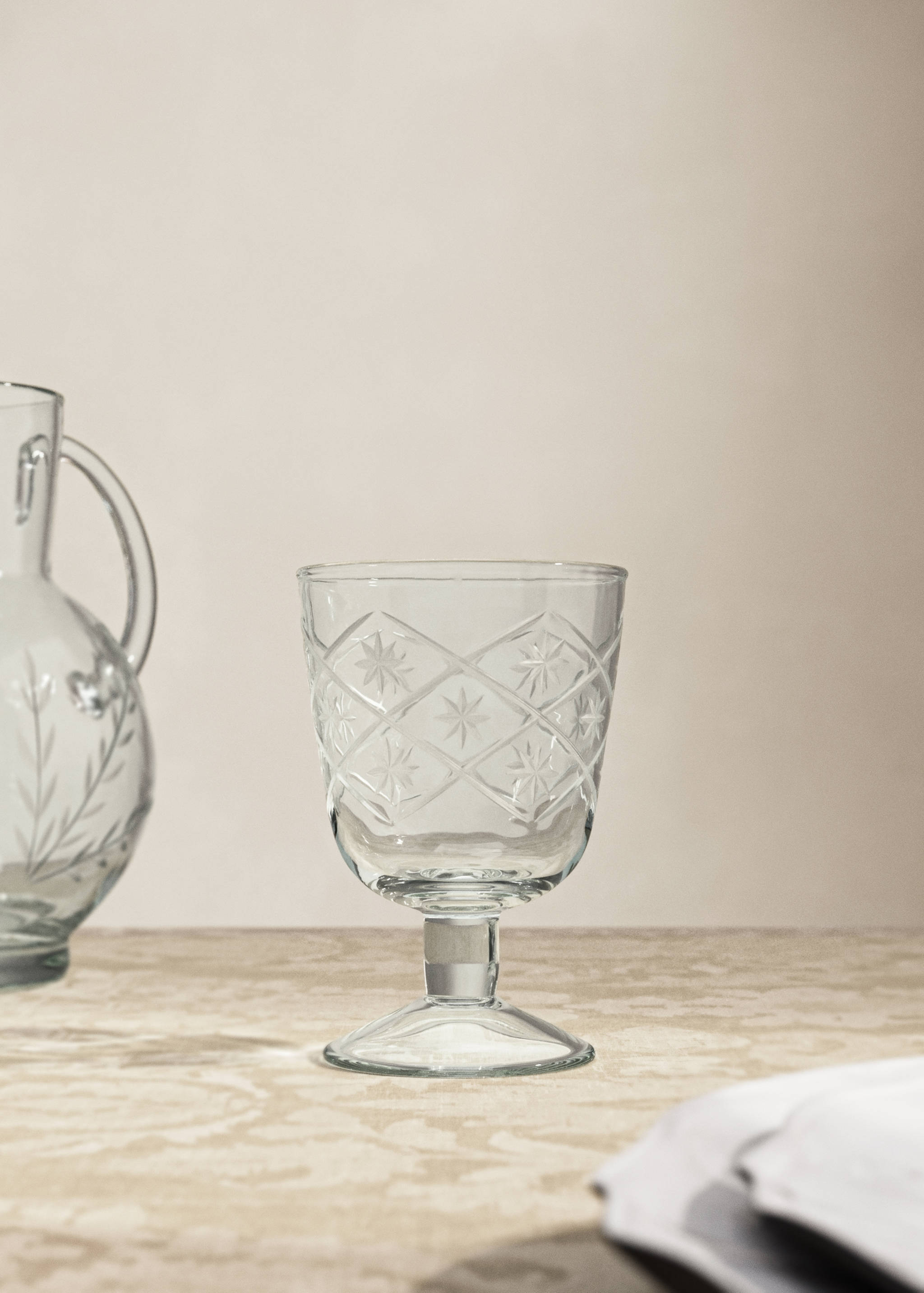 Sklenice na víno z foukaného skla s broušenými květy - Celkový náhled