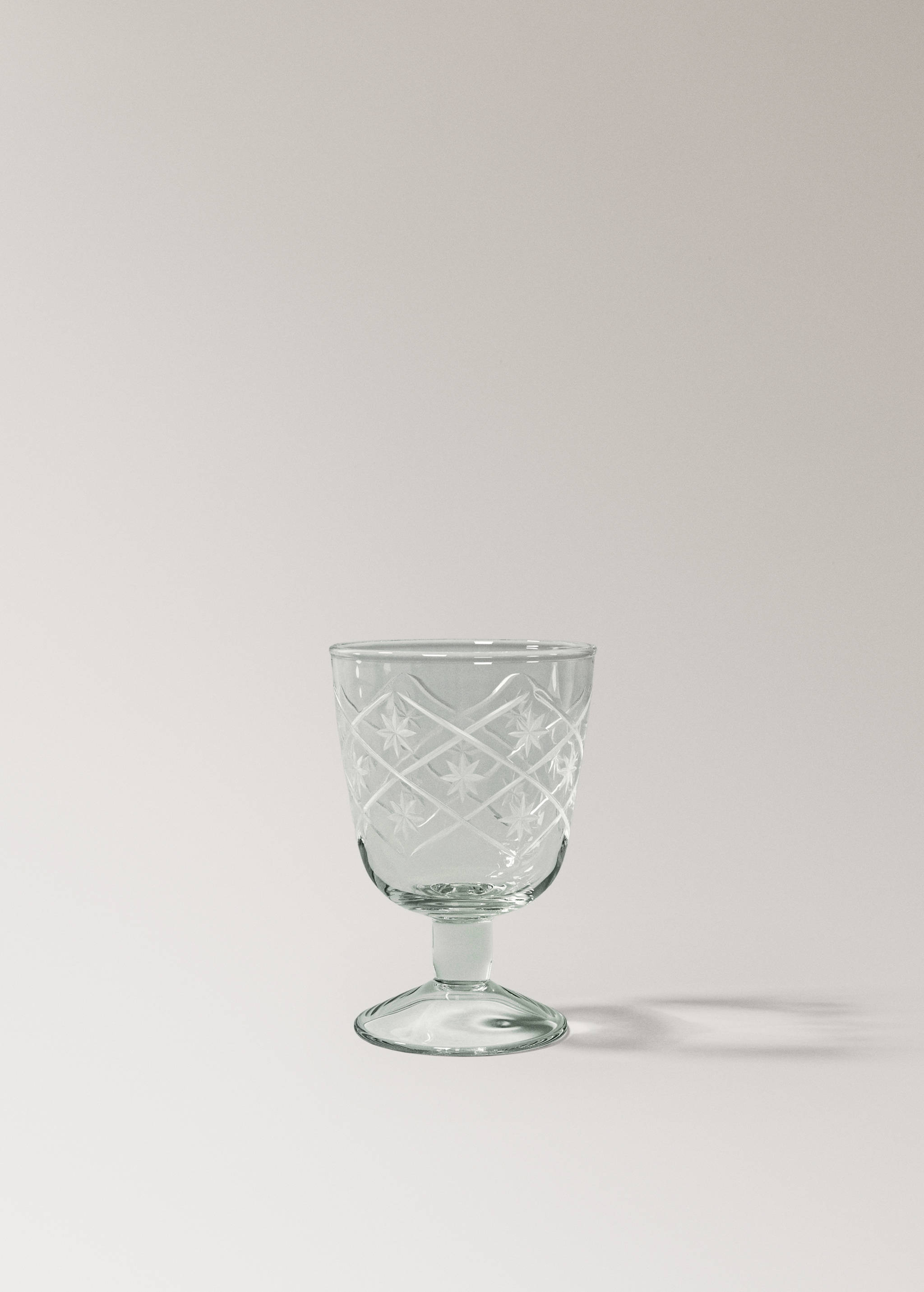 Sklenice na víno z foukaného skla s broušenými květy - Zboží bez modelu