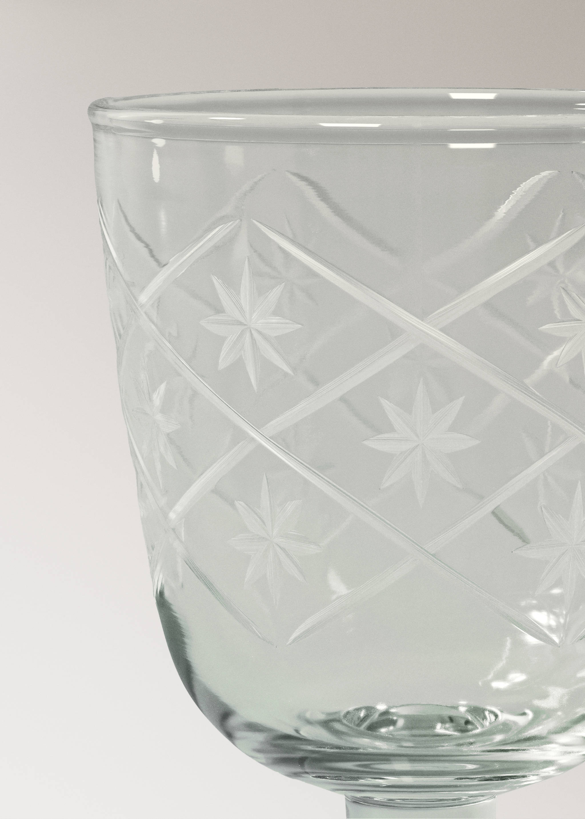 Sklenice na víno z foukaného skla s broušenými květy - Detail zboží 3