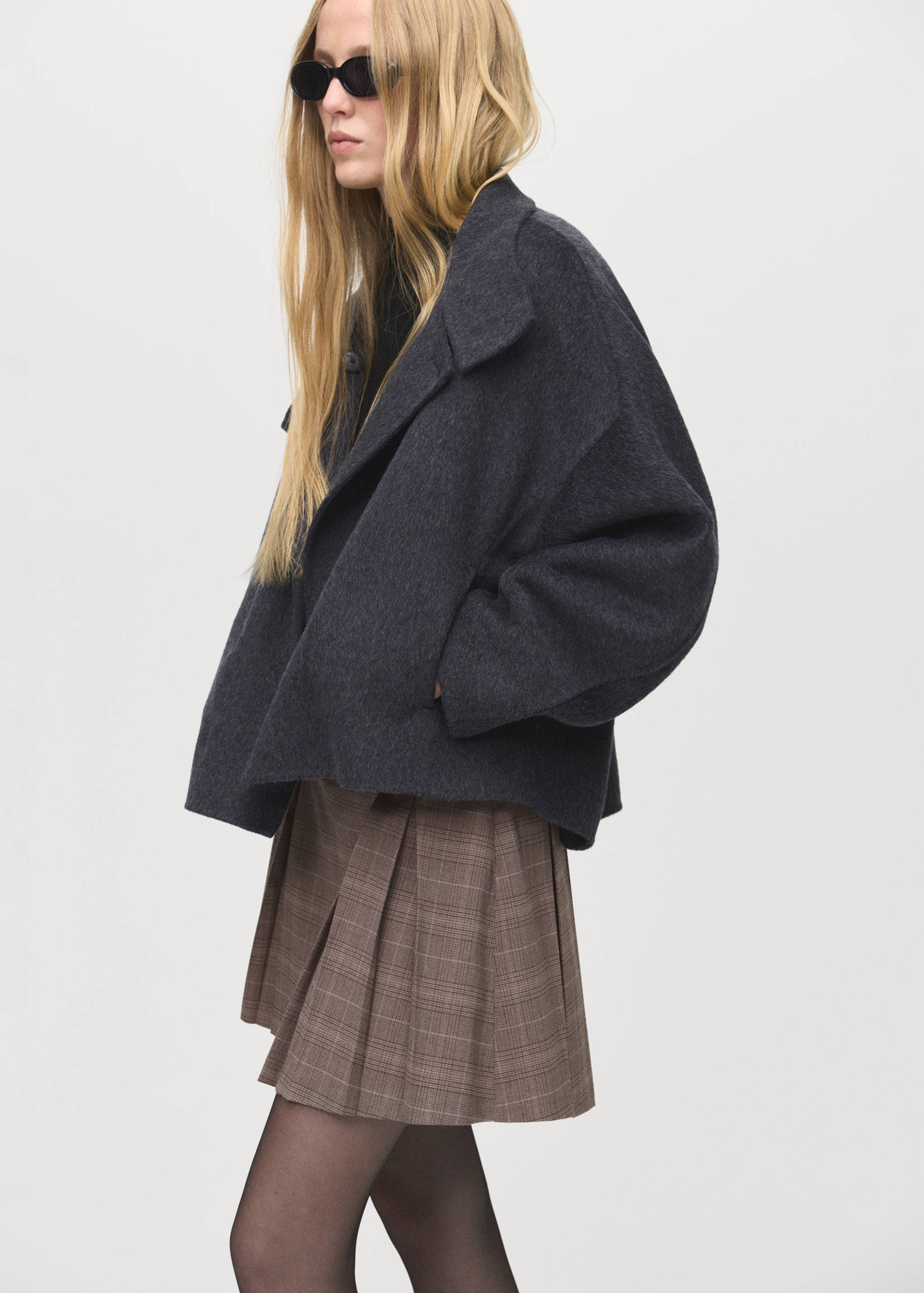 Minijupe plissée - Plan moyen