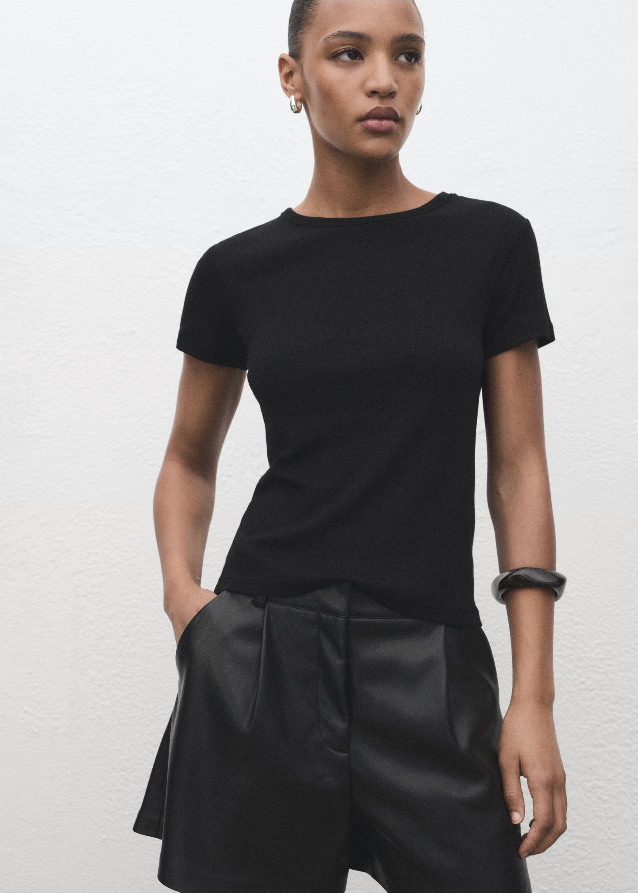 Шорты с защипами из искусственной кожи - Деталь изделия 1, Черный. Ref: 17035168-00.