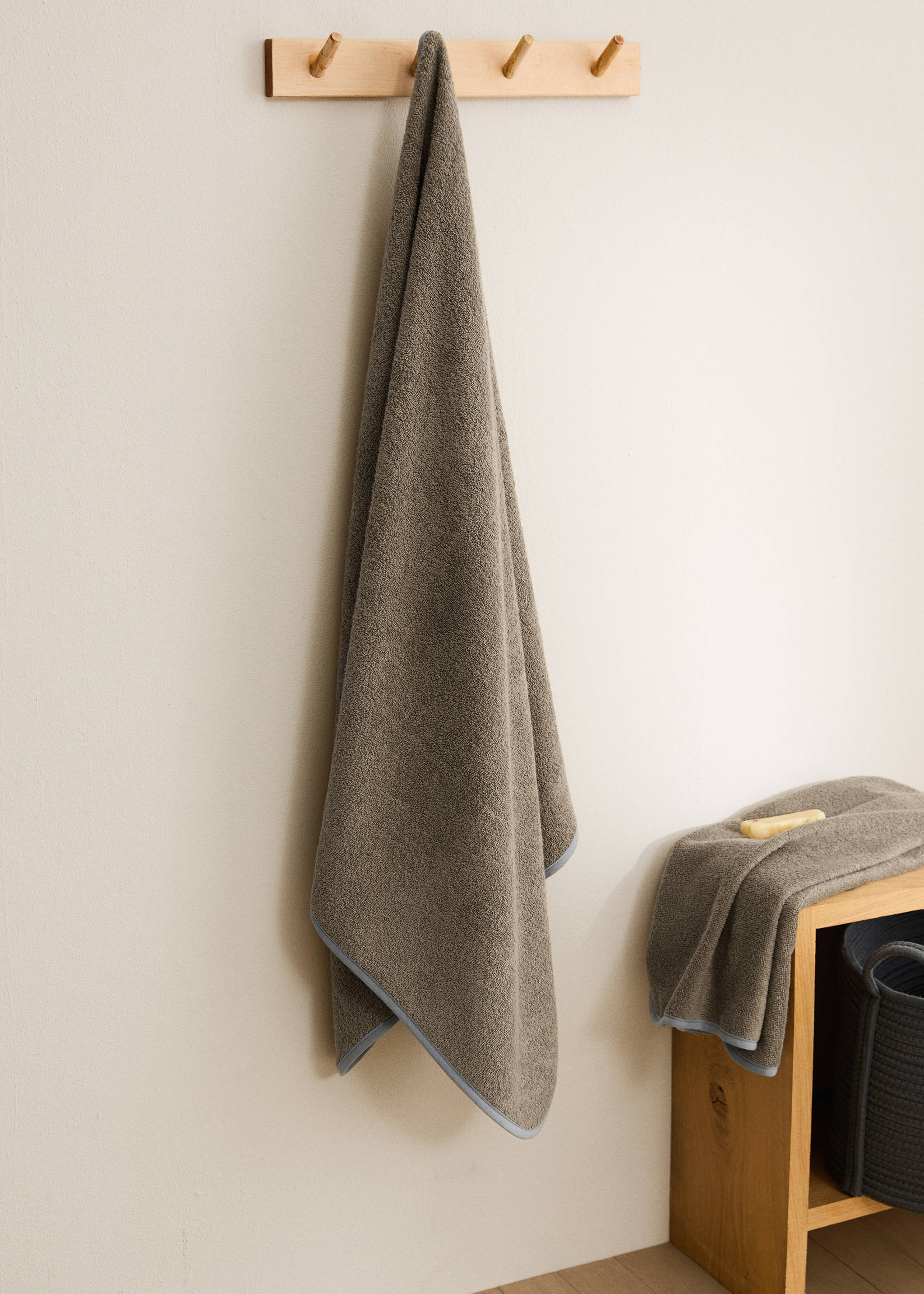 Toalha de banho de criança com debrum em contraste - Plano geral