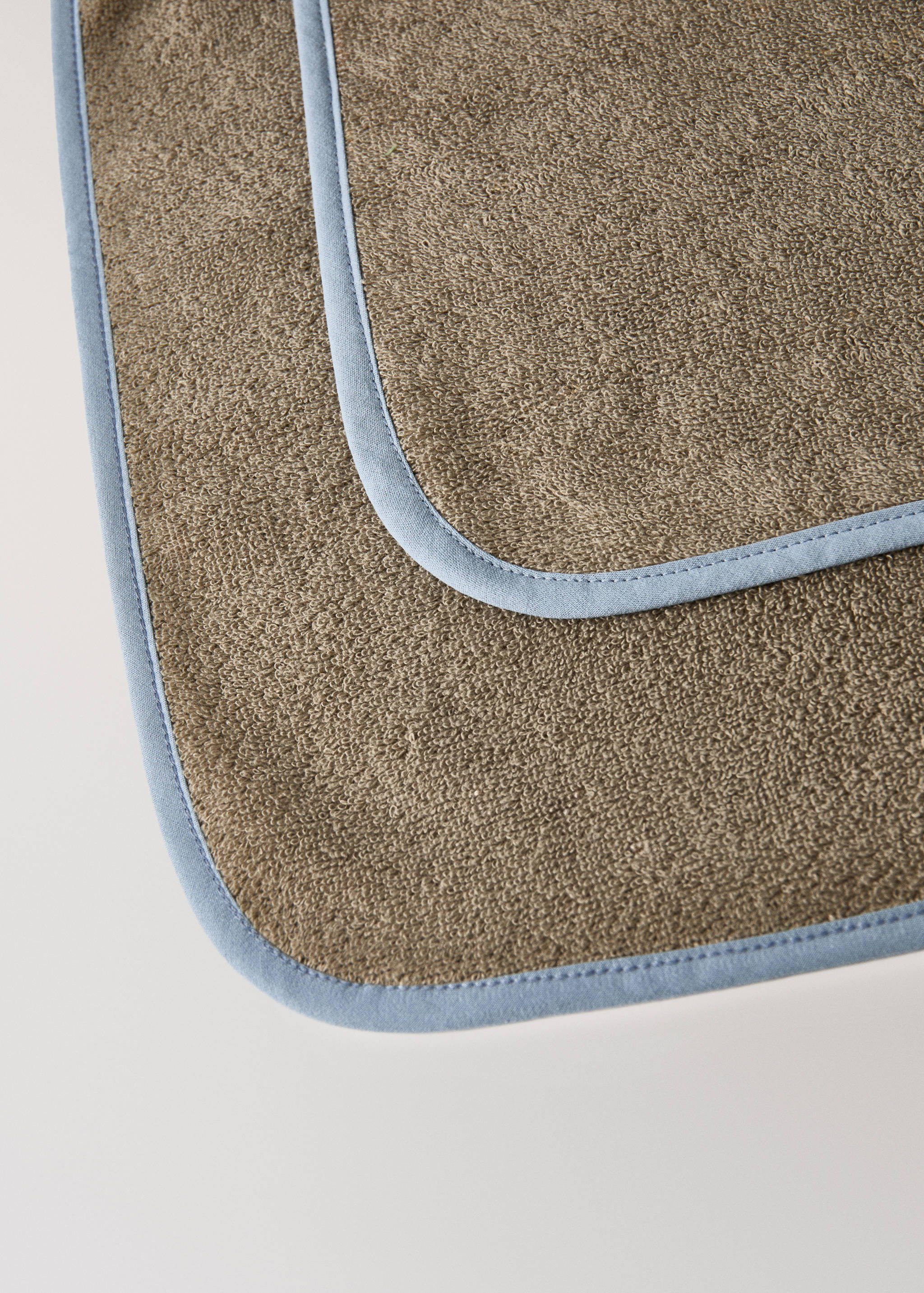 Toalha de banho de criança com debrum em contraste - Pormenor do artigo 1