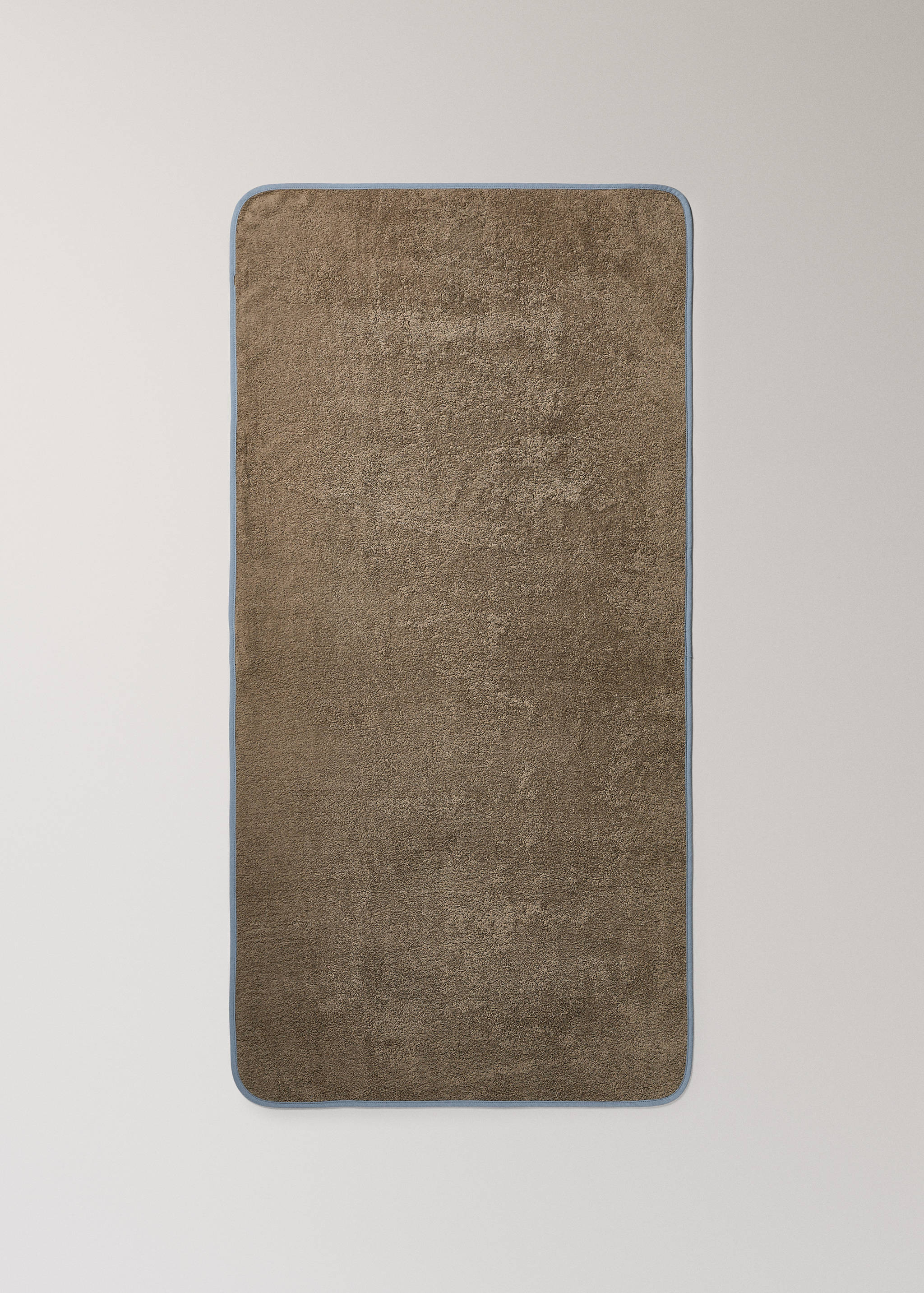 Toalha de banho de criança com debrum em contraste - Pormenor do artigo 4