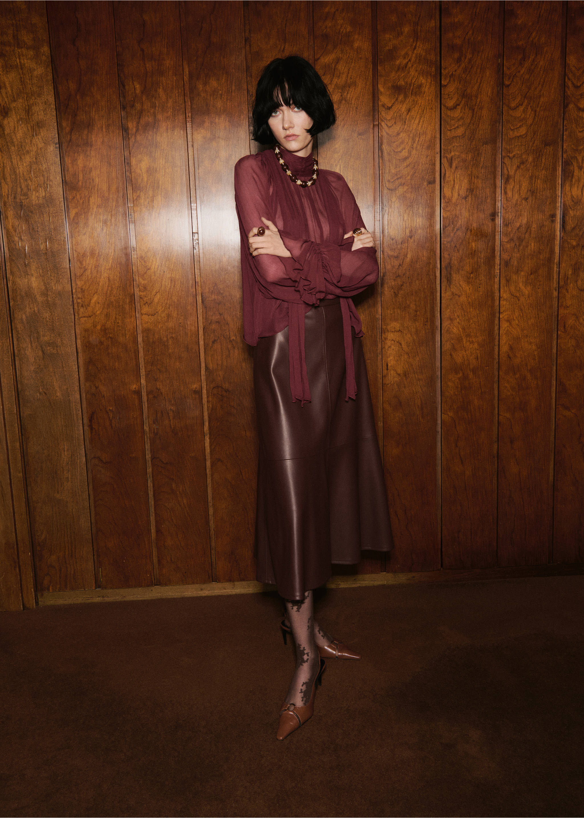 Blouse semi-transparente foulard - Plan général, Bordeaux. Ref: 17035817-00.