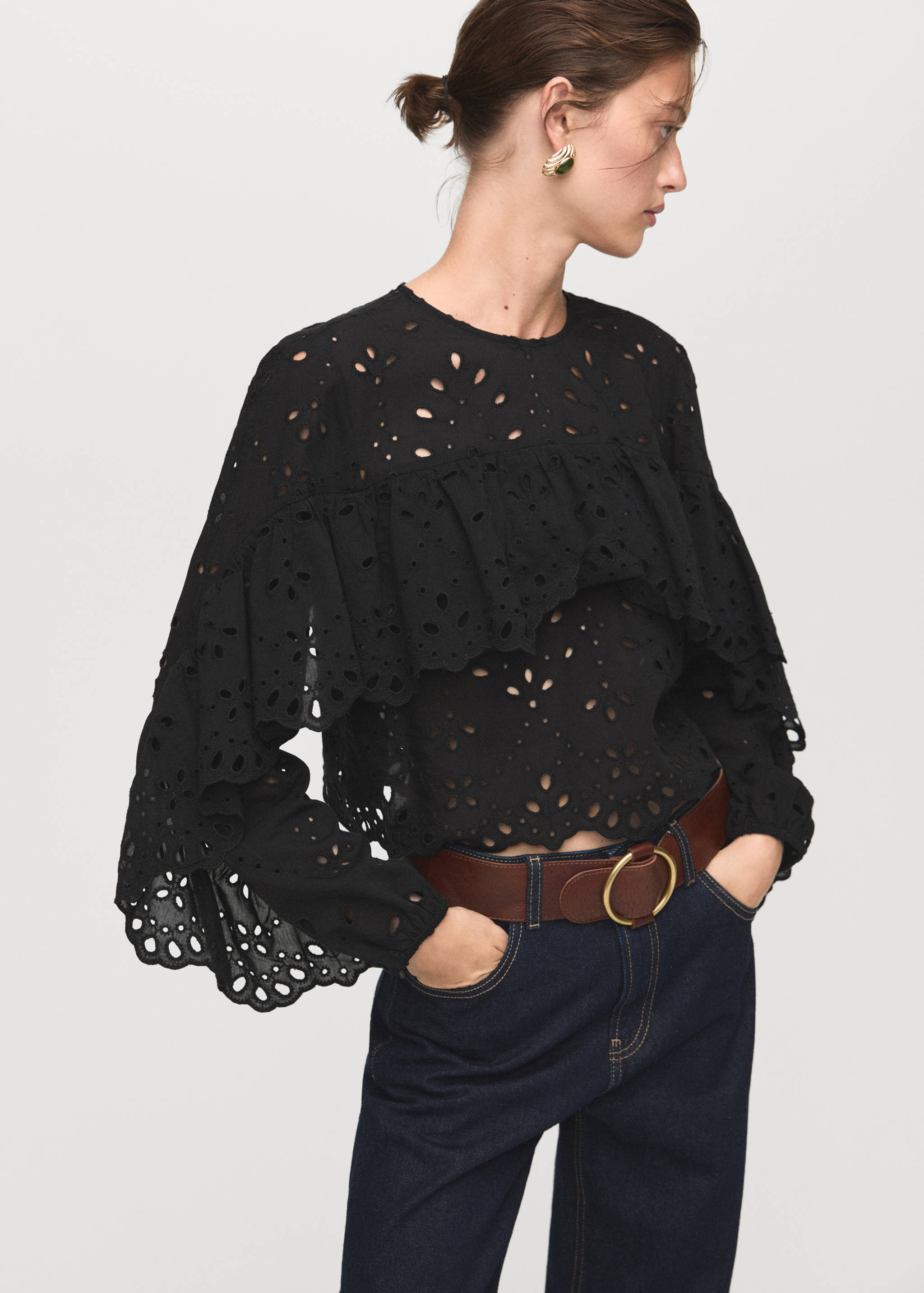 Blouse broderie perforée et volants - Plan moyen