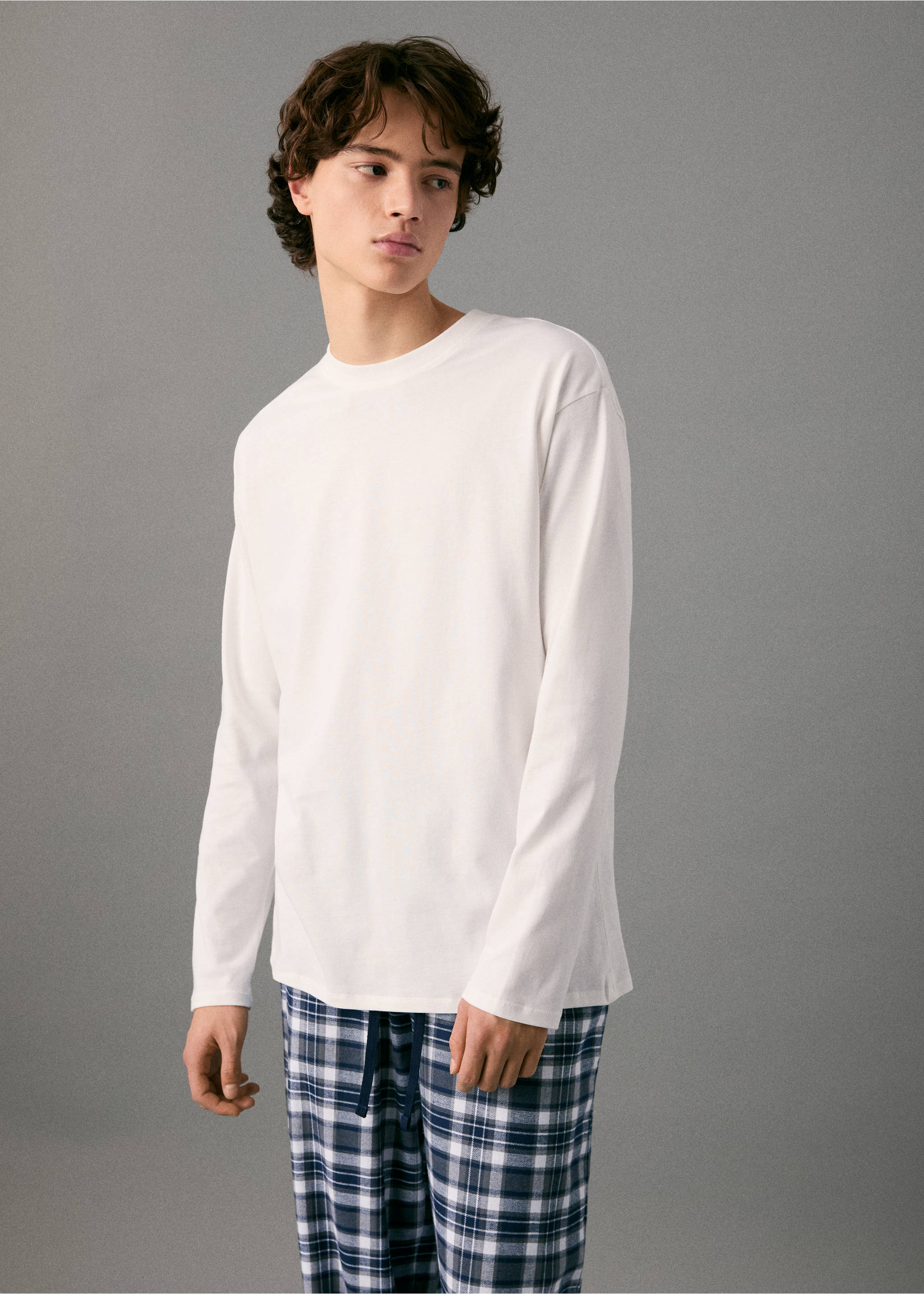 Pijama largo cuadros - Plano medio, Blanco roto. Ref: 17035825-00.