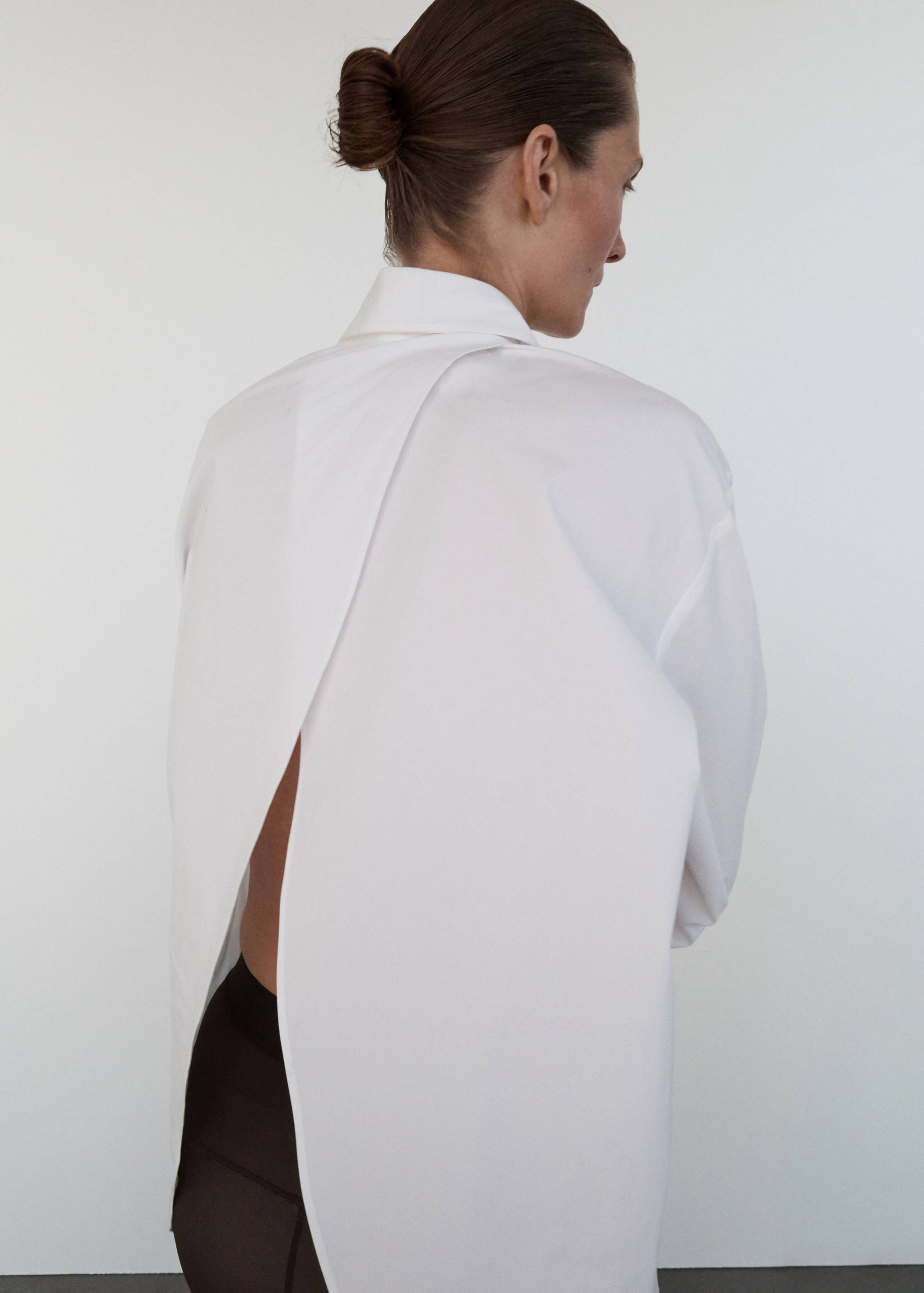 Oversized shirt with crossed back - Reverse of the article