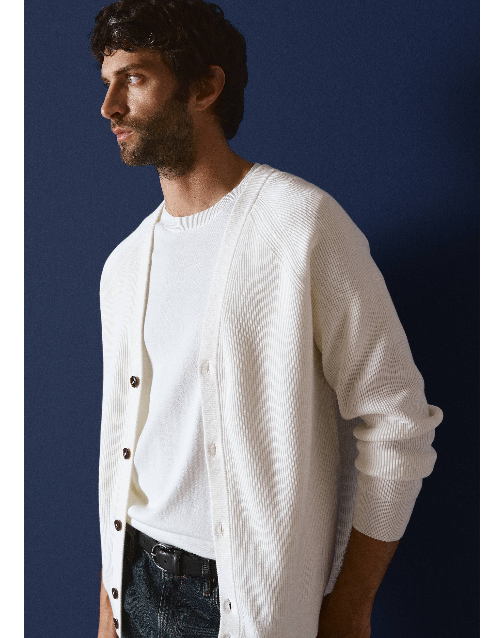 Ribbed knitted cardigan with buttons - Details of the article 3