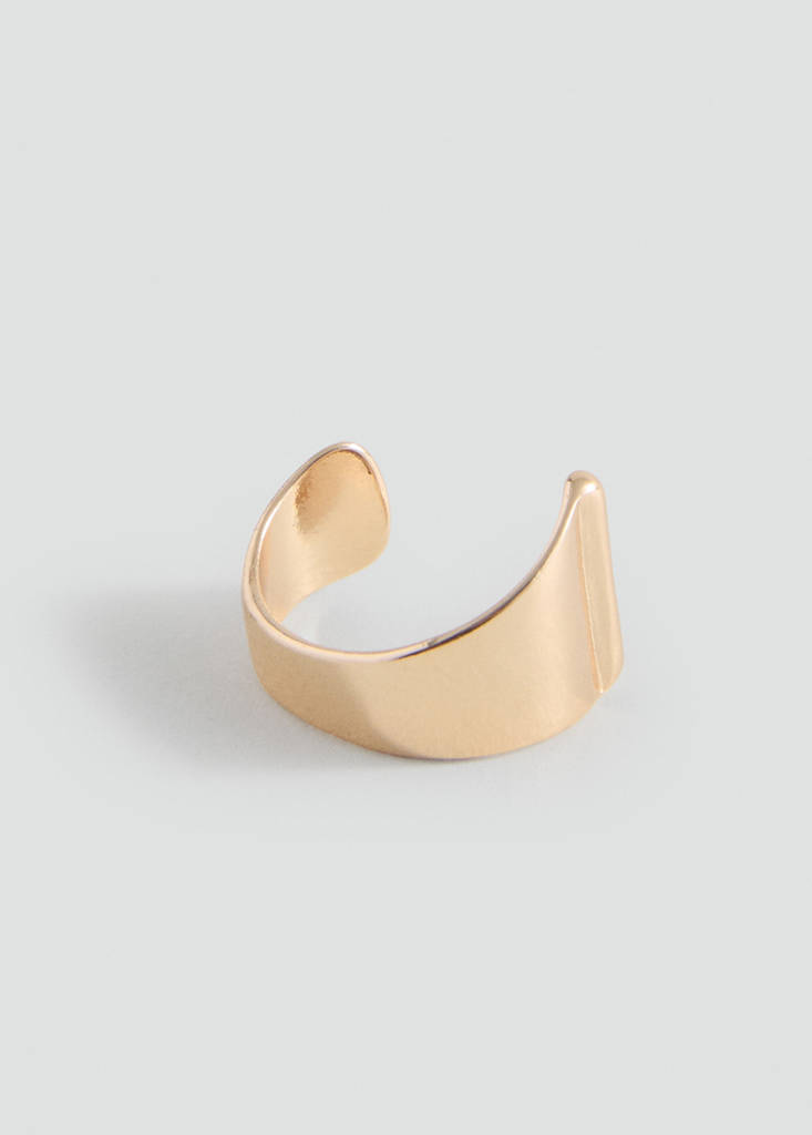 Ring with letter design — Gold