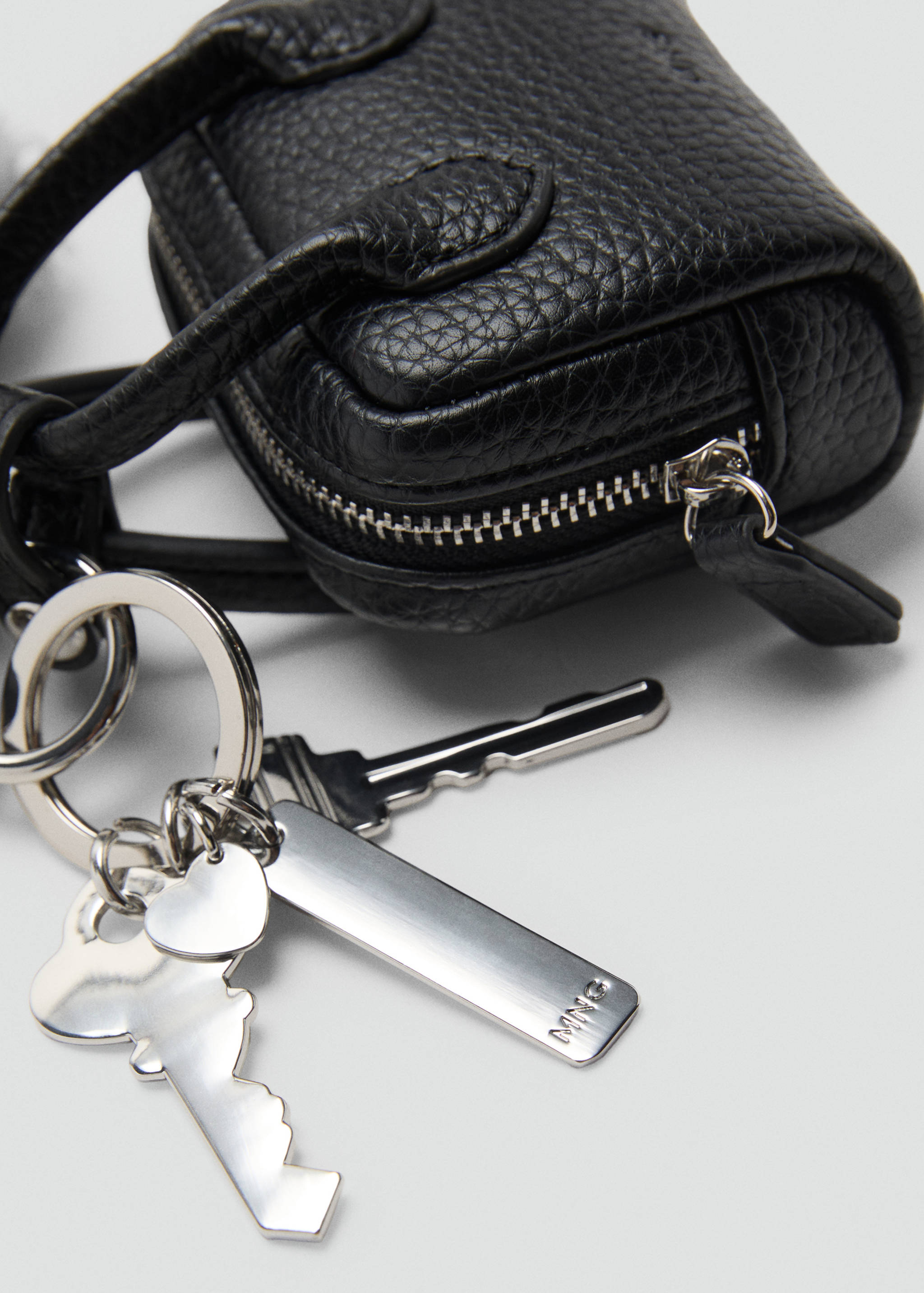 Multi-charm bear handbag keyring - Details of the article 1