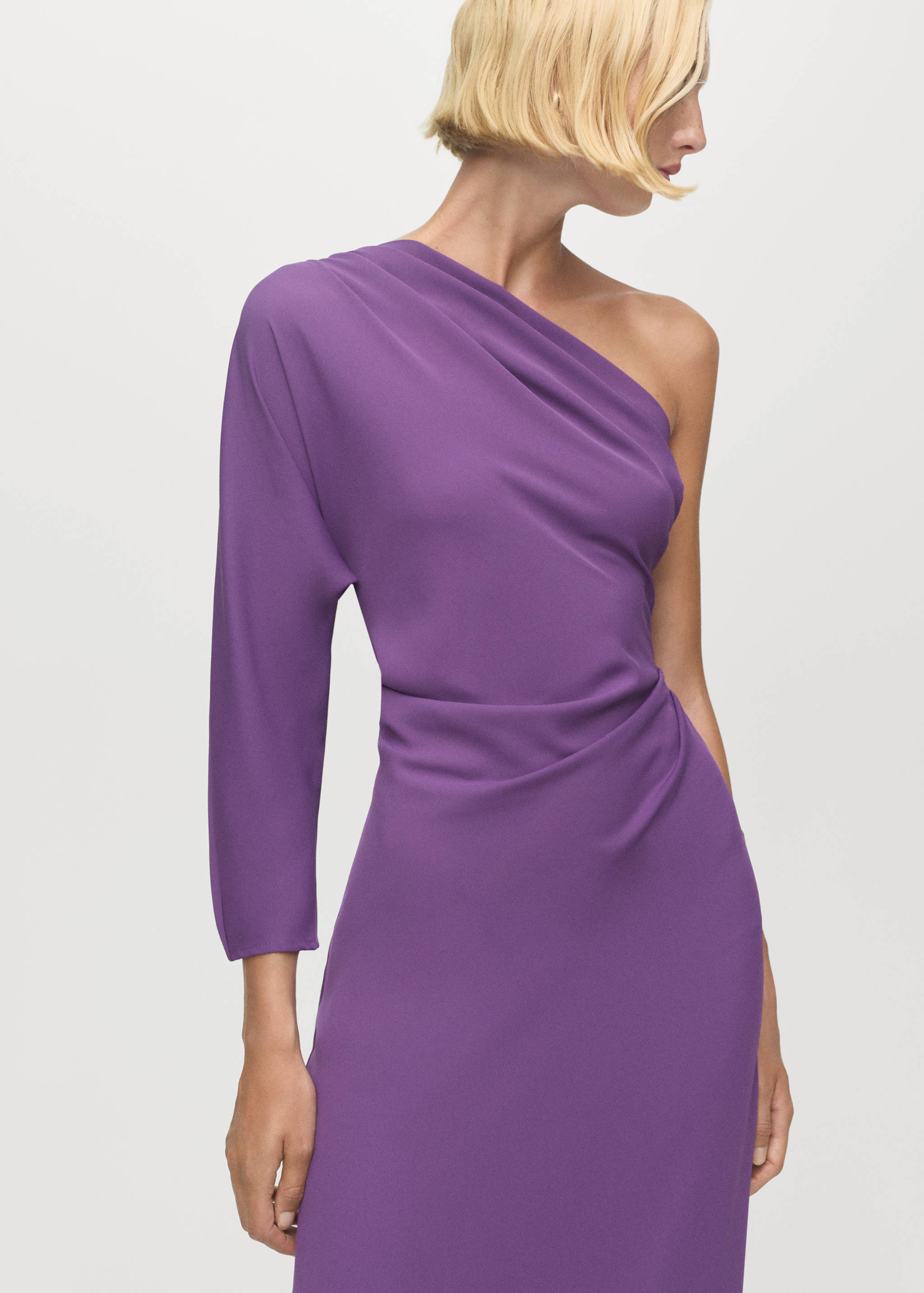 Ασύμμετρο φόρεμα με cut out - Μεσαίο πλάνο