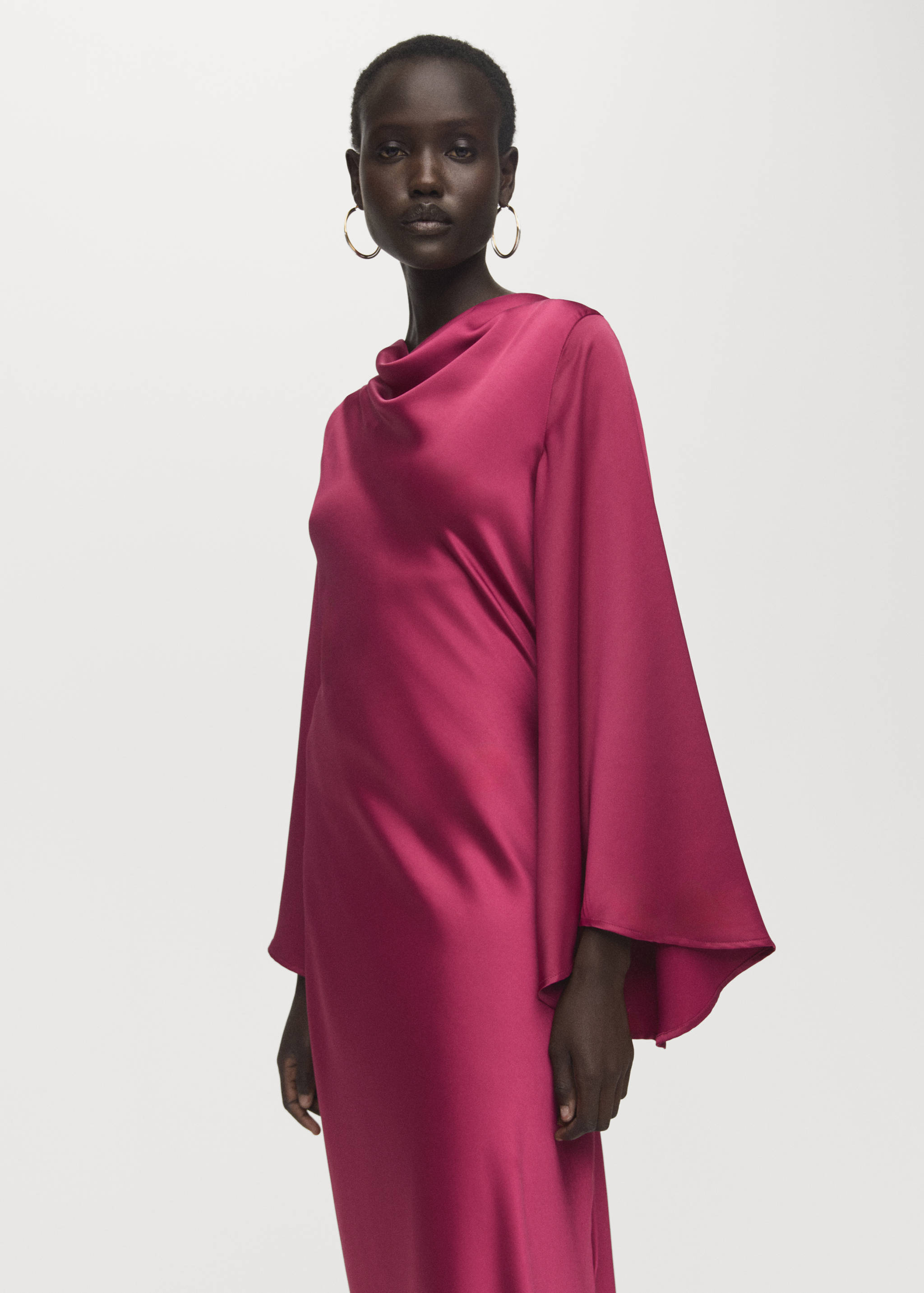 Rochie satinată cu mâneci evazate - Plan mediu