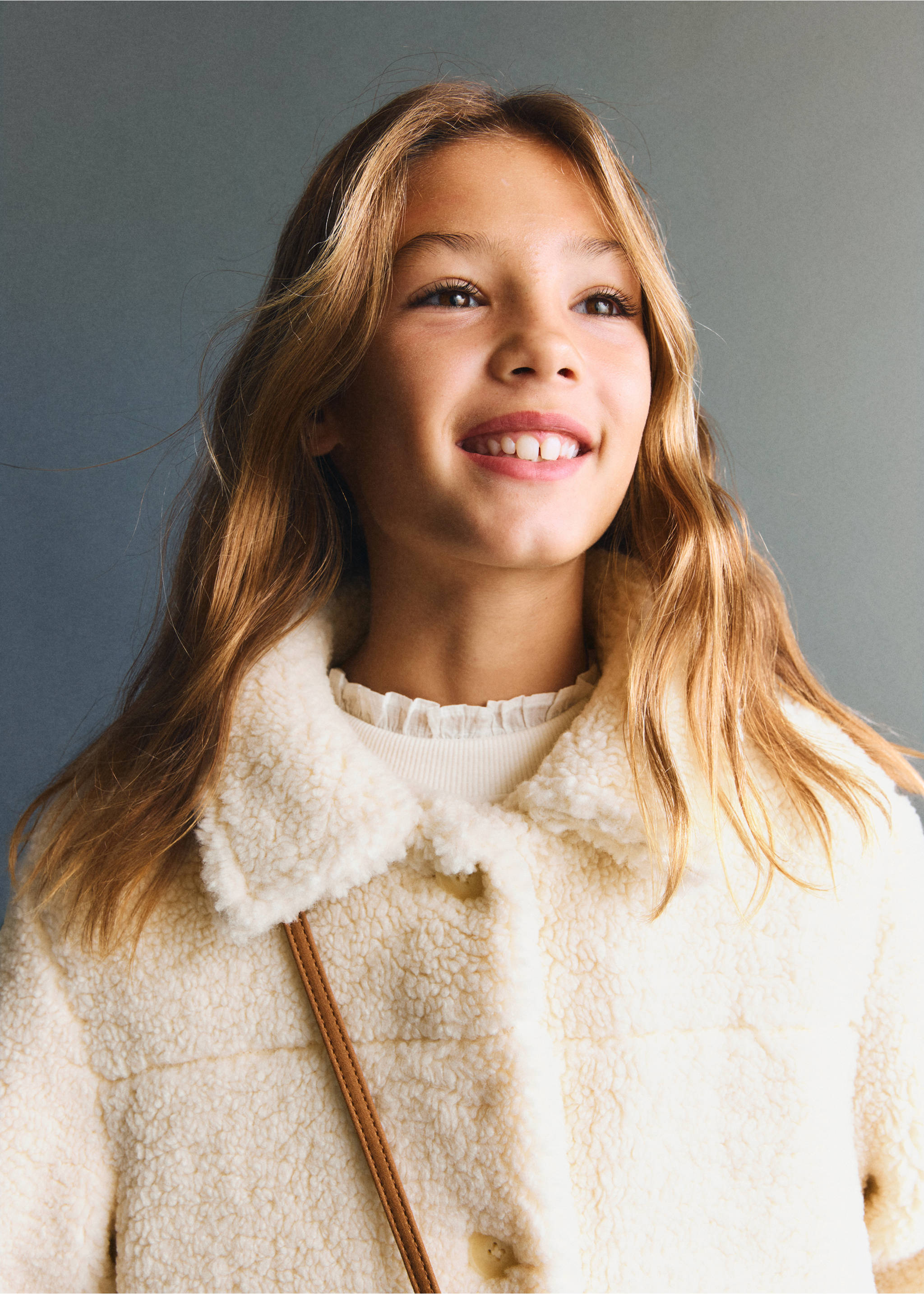 معطف بتأثير جلد الغنم - تفاصيل المنتج 1, بيج فاتح. Ref: 17036329-00.