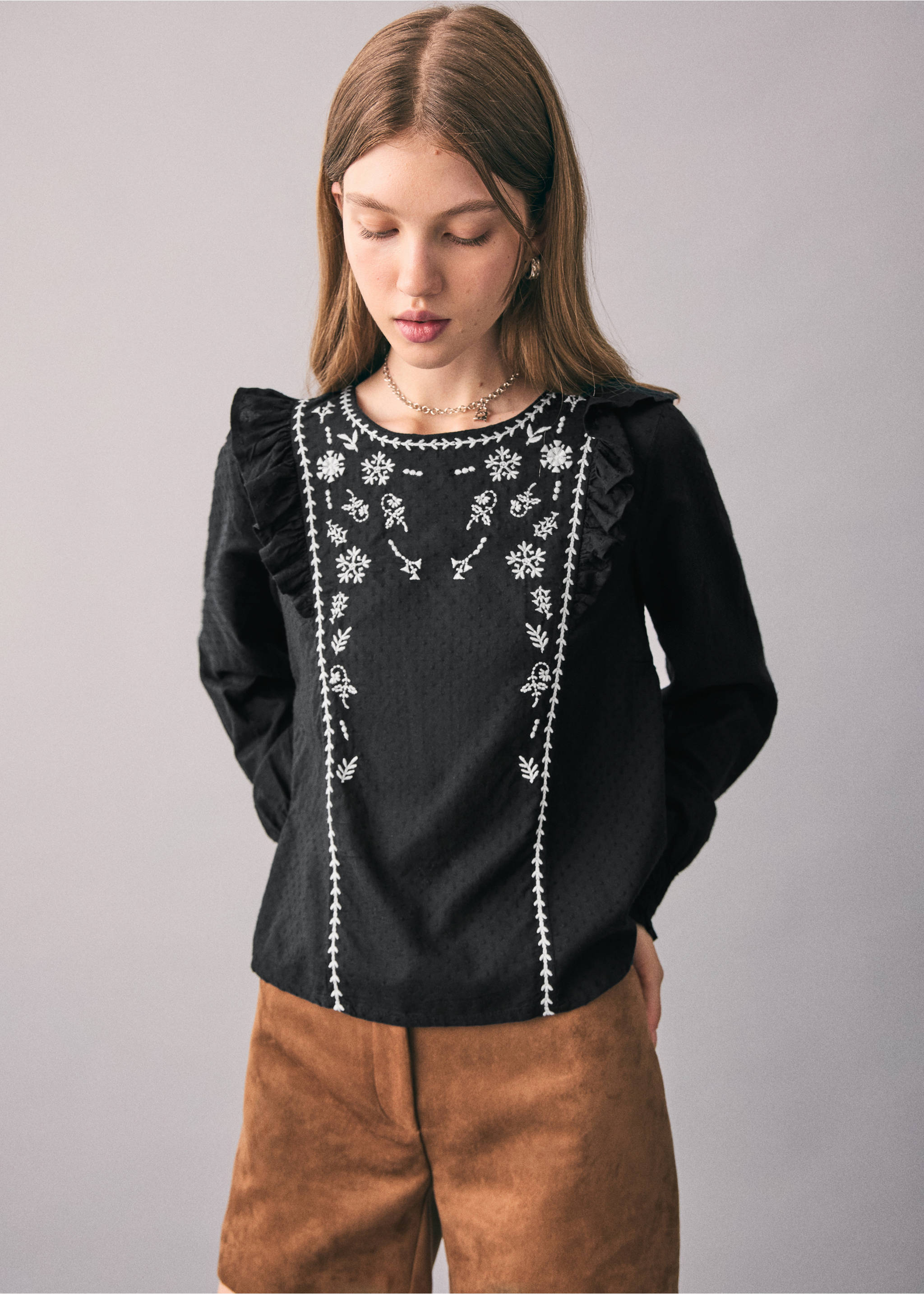 Blusa bordada volantes - Plano medio, Negro. Ref: 17036334-00.