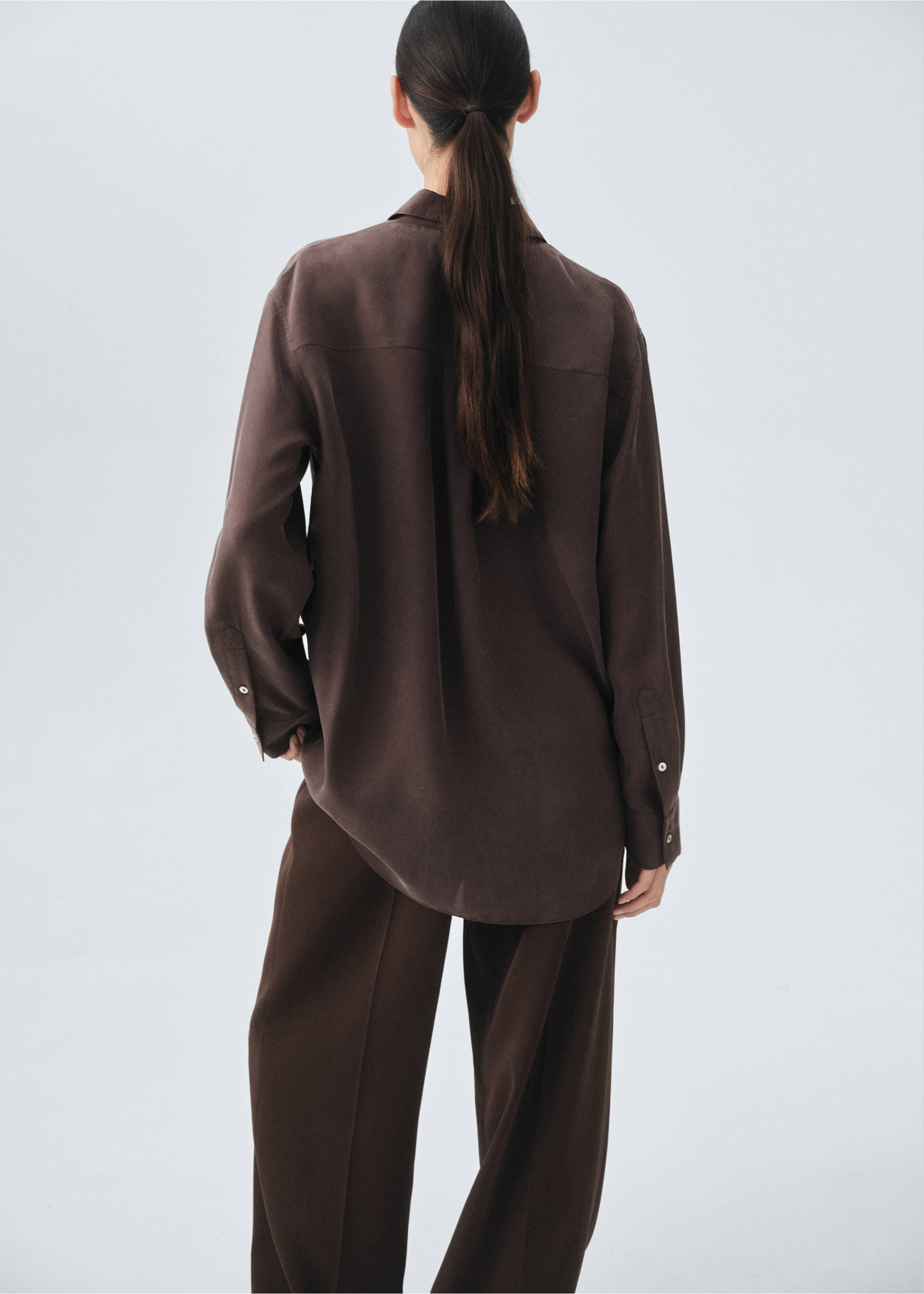 Chemise oversize 100 % soie - Verso de l’article, Chocolat. Ref: 17036351-00.