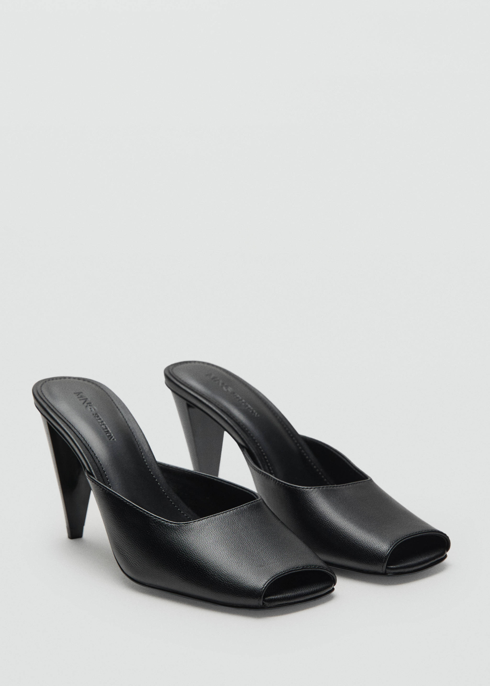 Chaussures cuir pointues ouvertes - Plan moyen