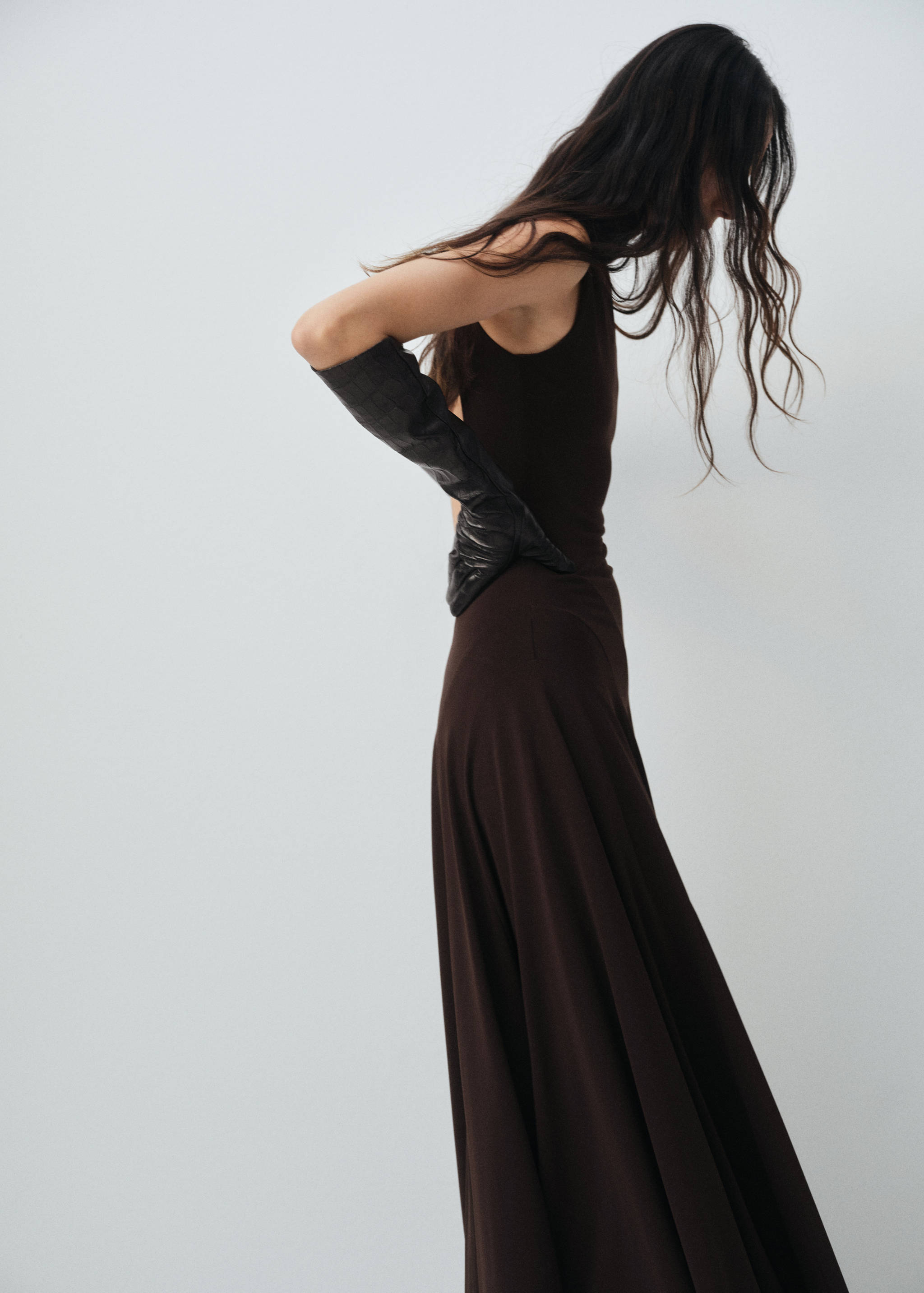 Robe godets ouverture au dos - Plan moyen