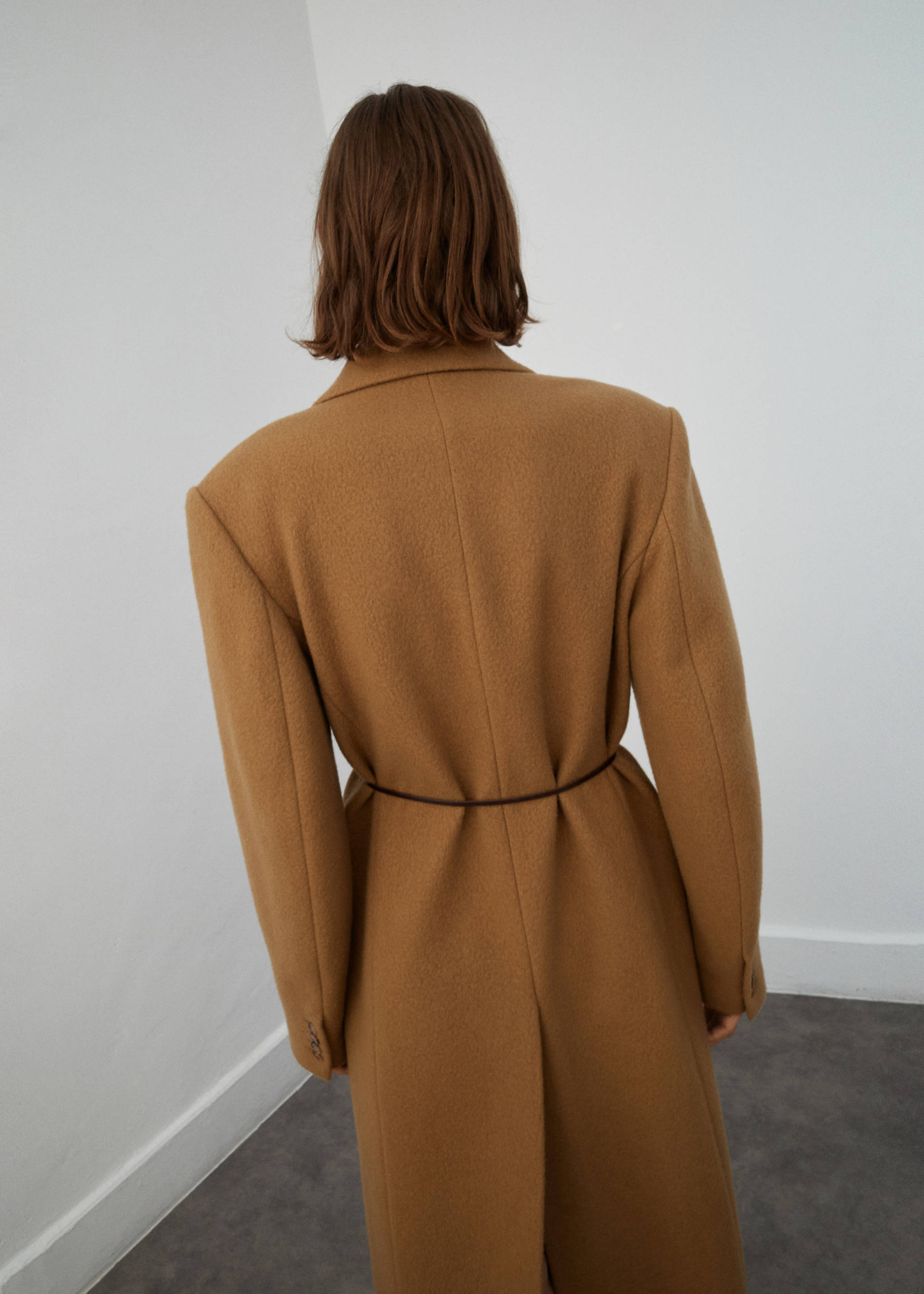 Wool coat with lapels - Reverse of the article