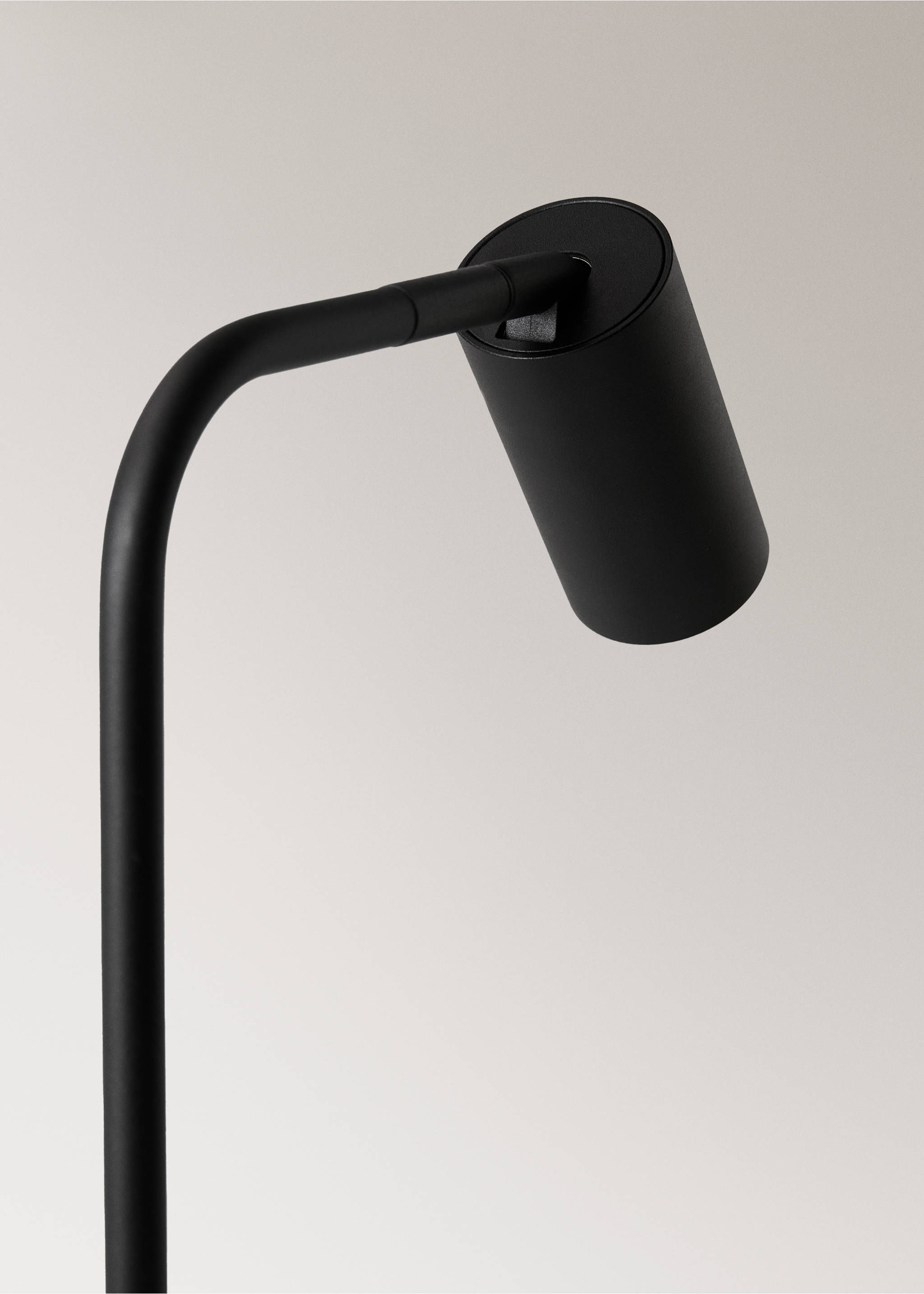 Tischlampe aus Metall mit Strahler - Detail des Artikels 1, Schwarz. Ref: 17036724-00.