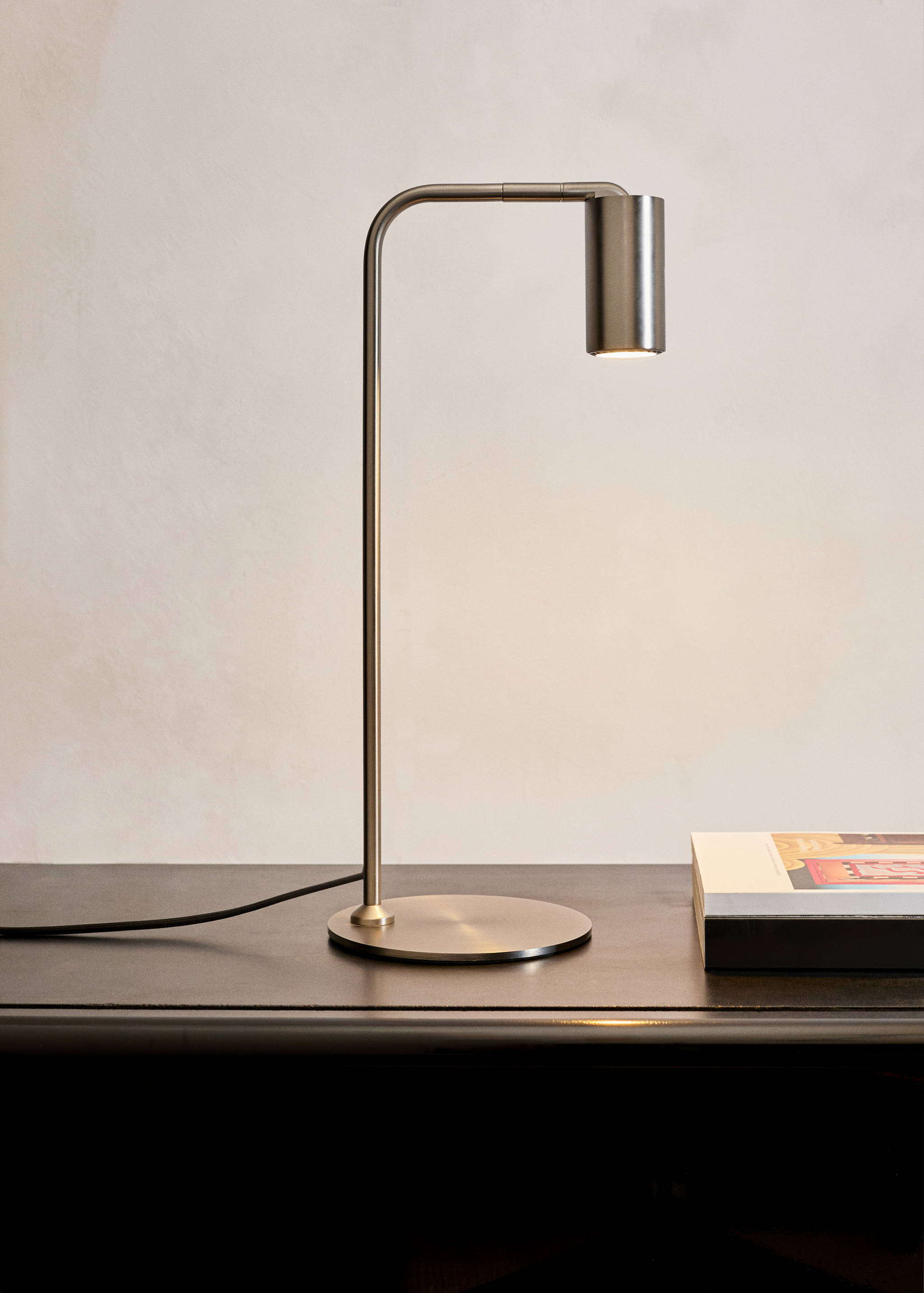 Metal table lamp with spotlight - General plane