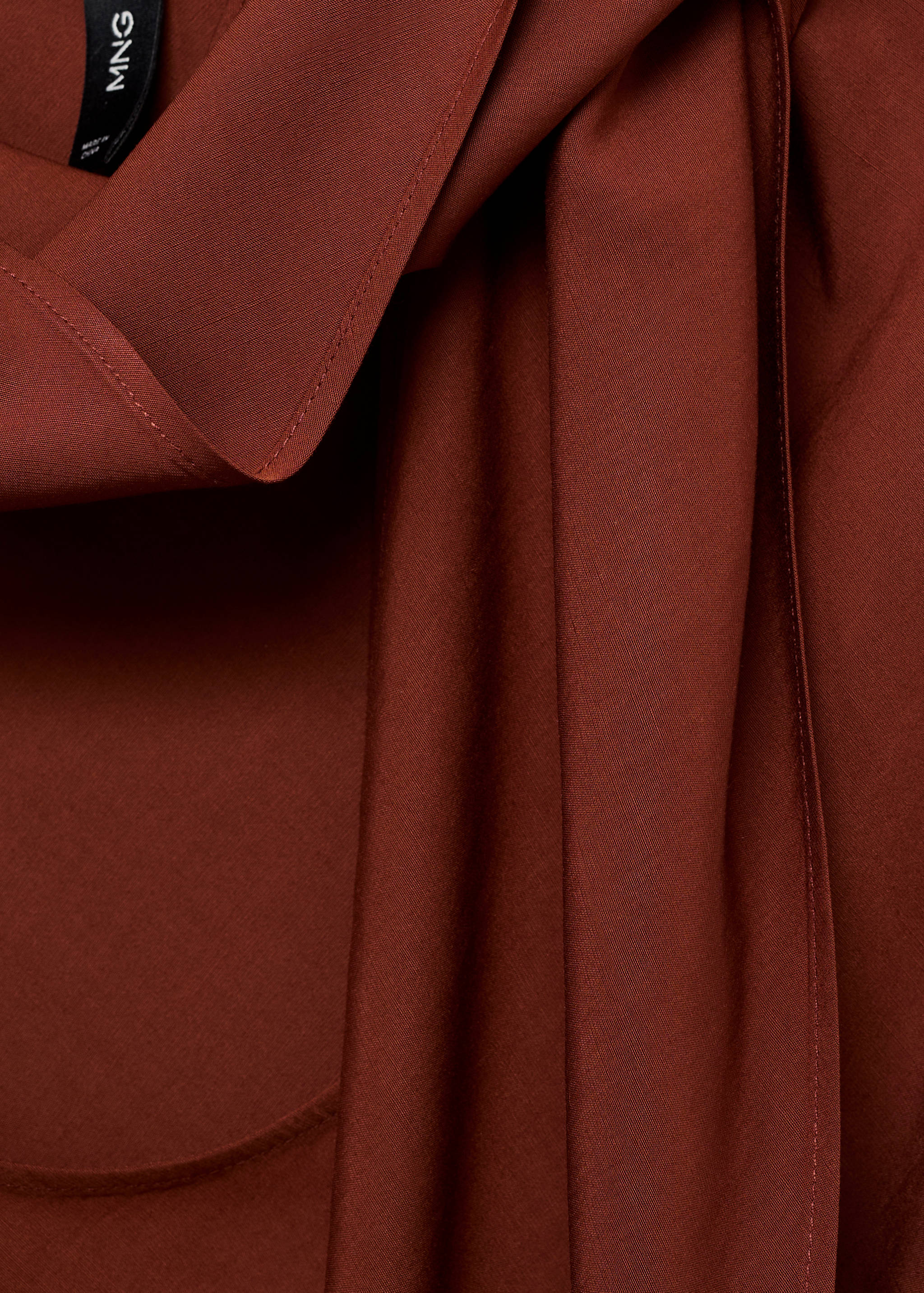 Blusa com decote e echarpe - Pormenor do artigo 8