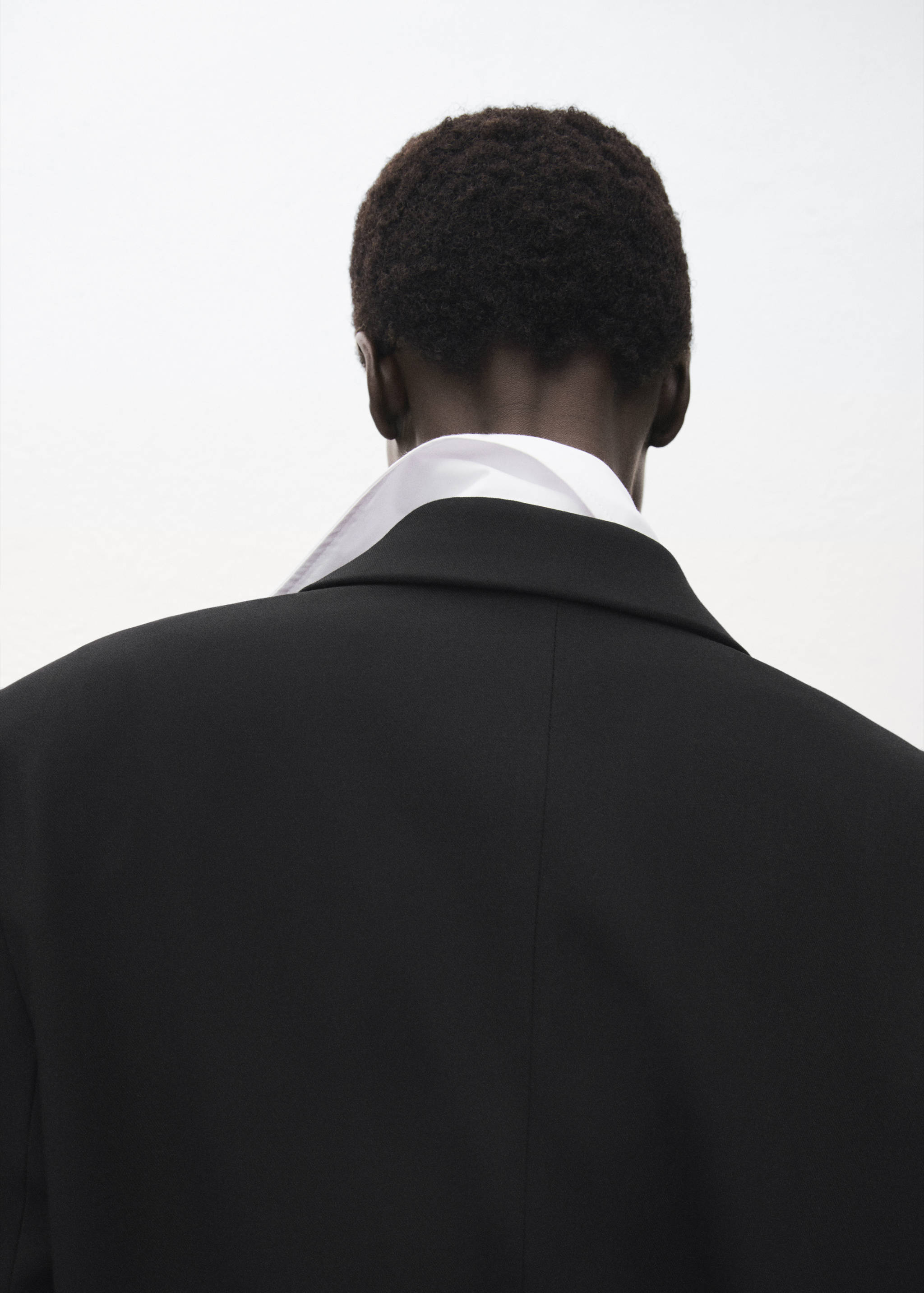 Suit blazer with flap pockets - Details of the article 6