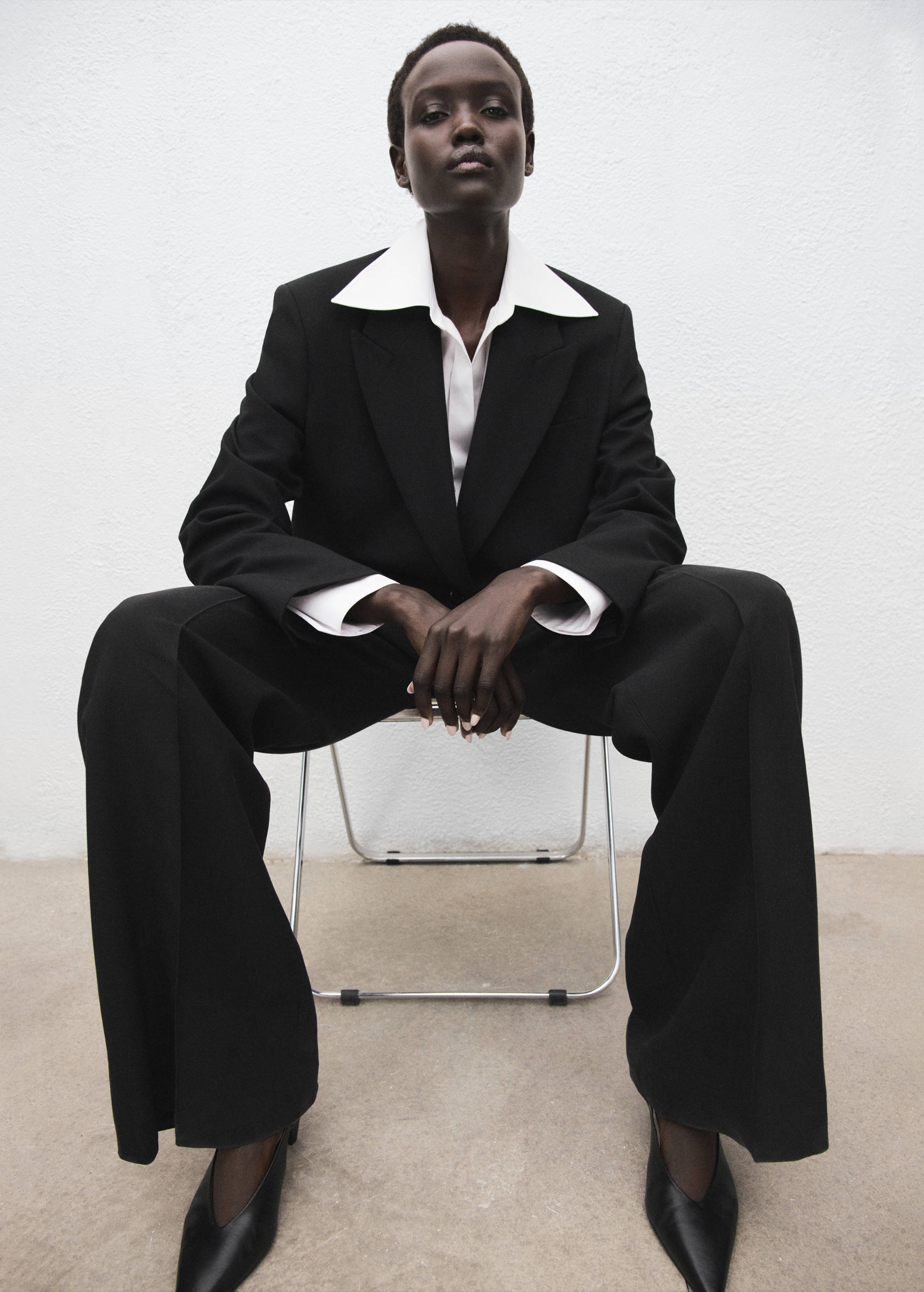 Suit blazer with flap pockets - Details of the article 2