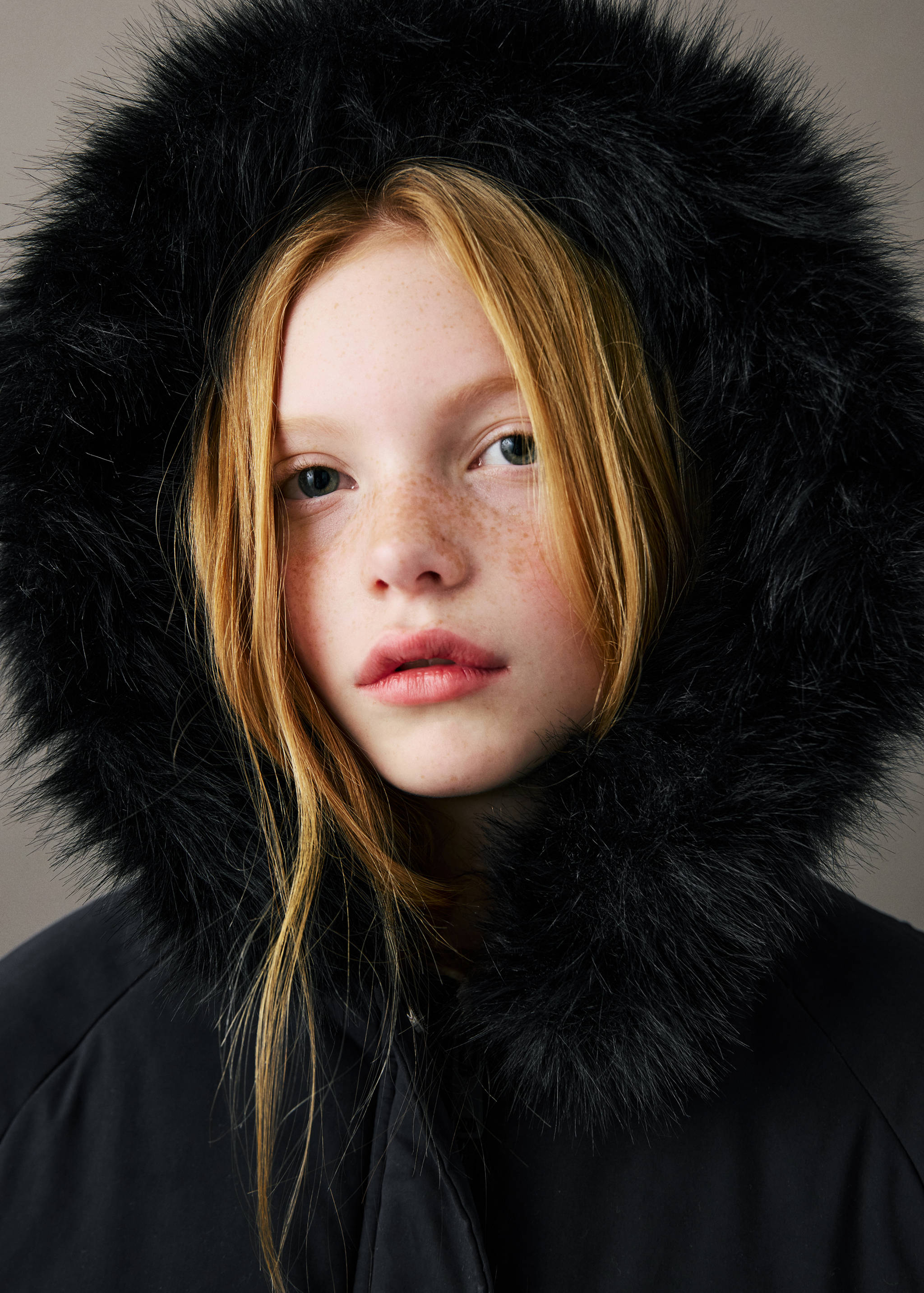 Анорак с капюшоном и мехом - Средний план