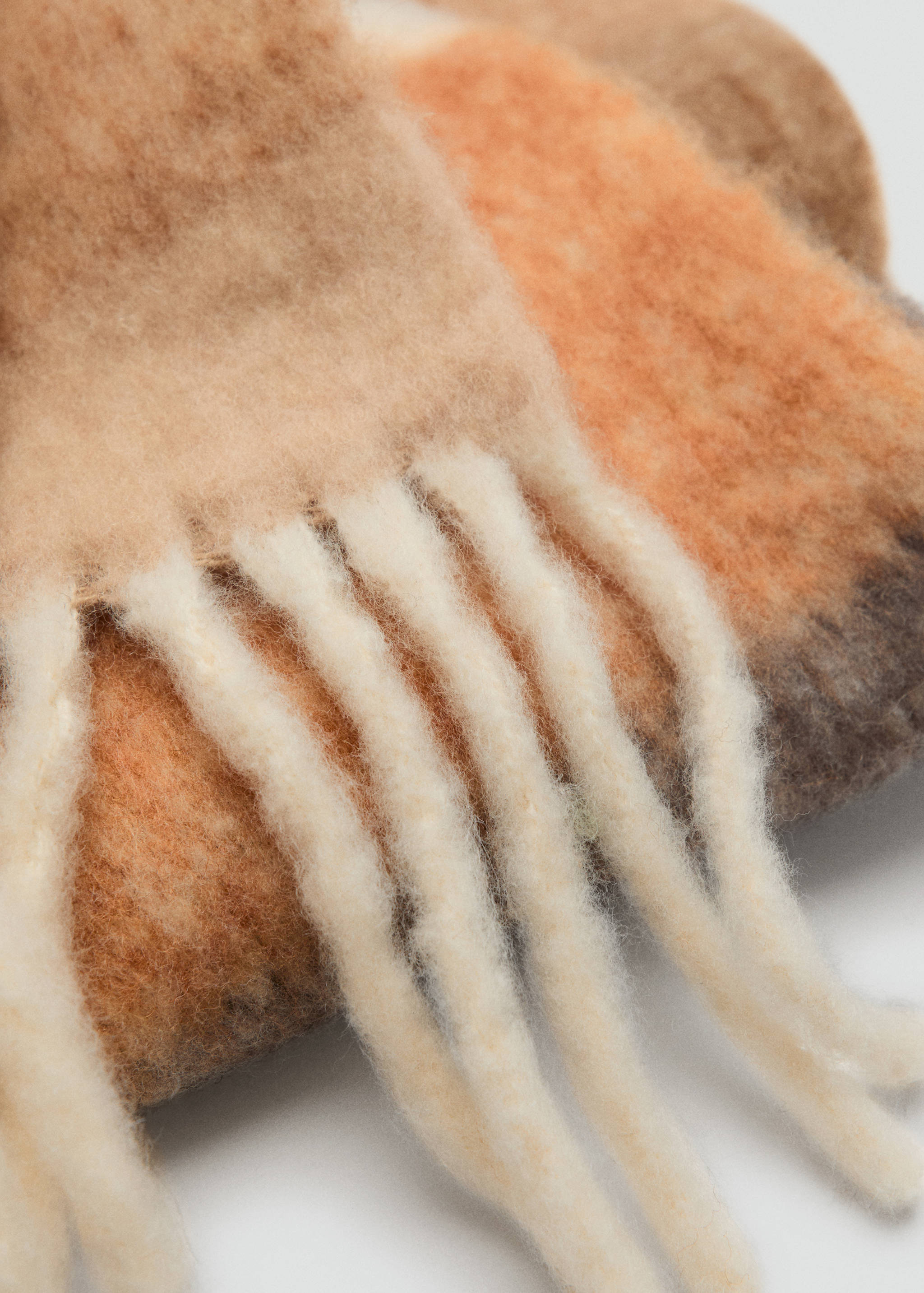 Шарф в полоску с бахромой - Средний план