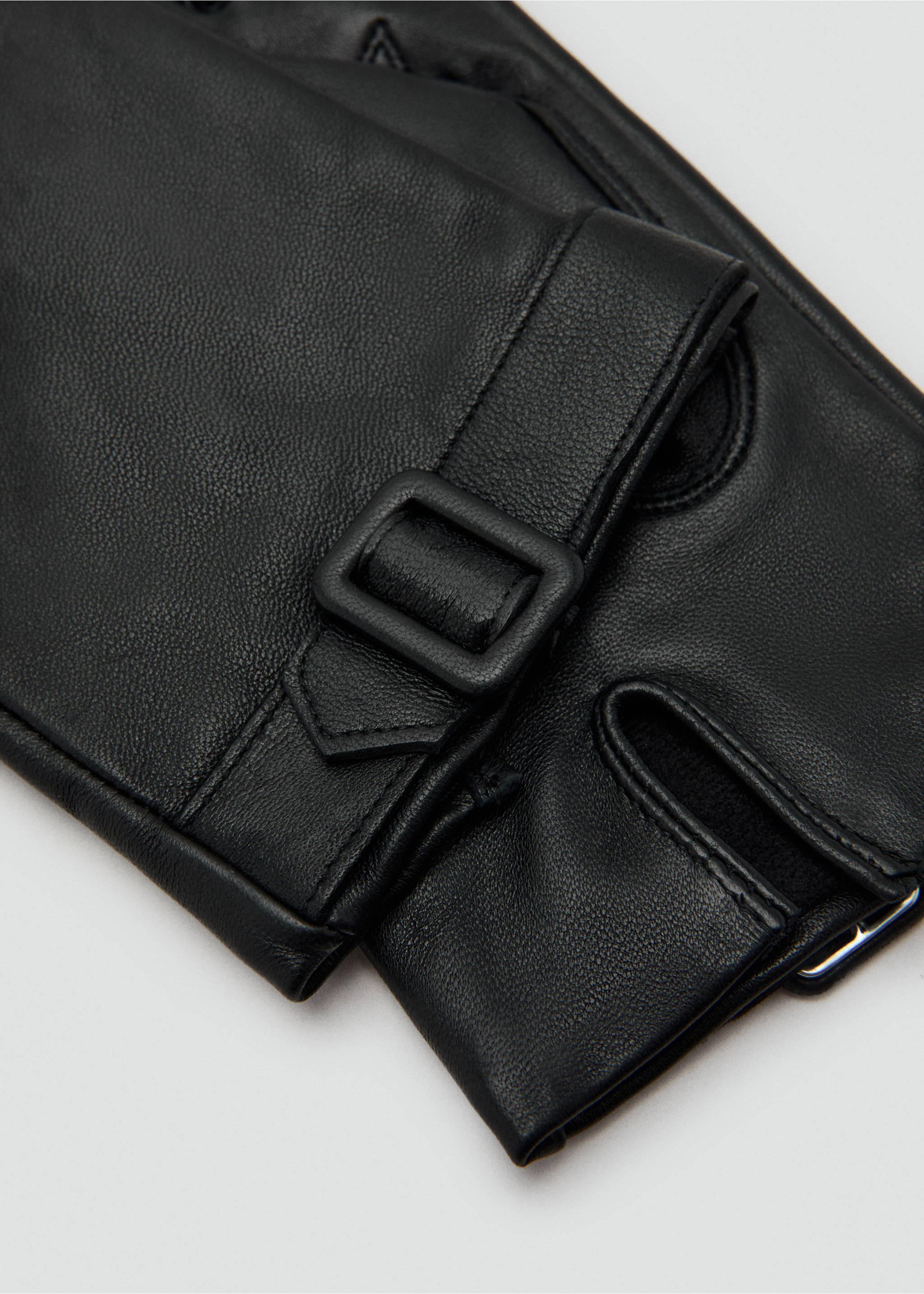 Leather gloves with buckle - Medium plane, Black. Ref: 17037770-00.