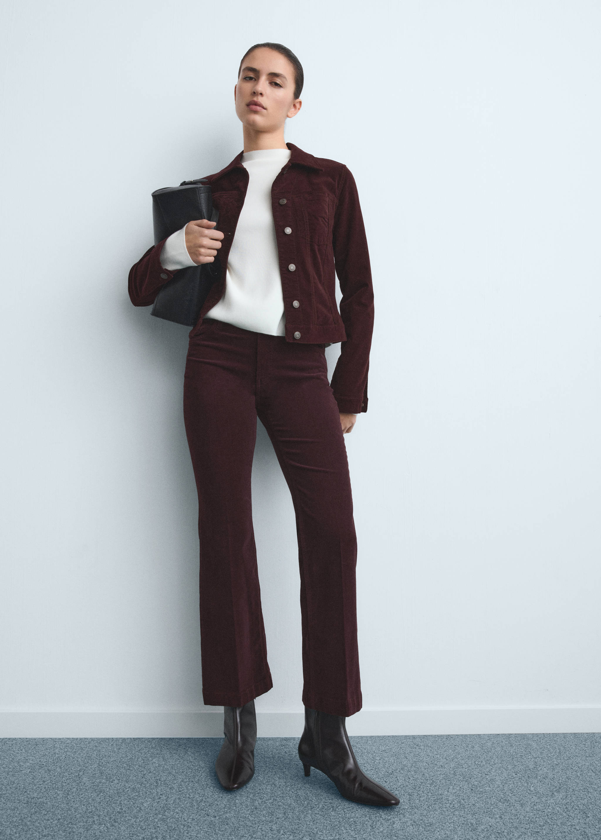 Calças de ganga flare de bombazina - Plano geral