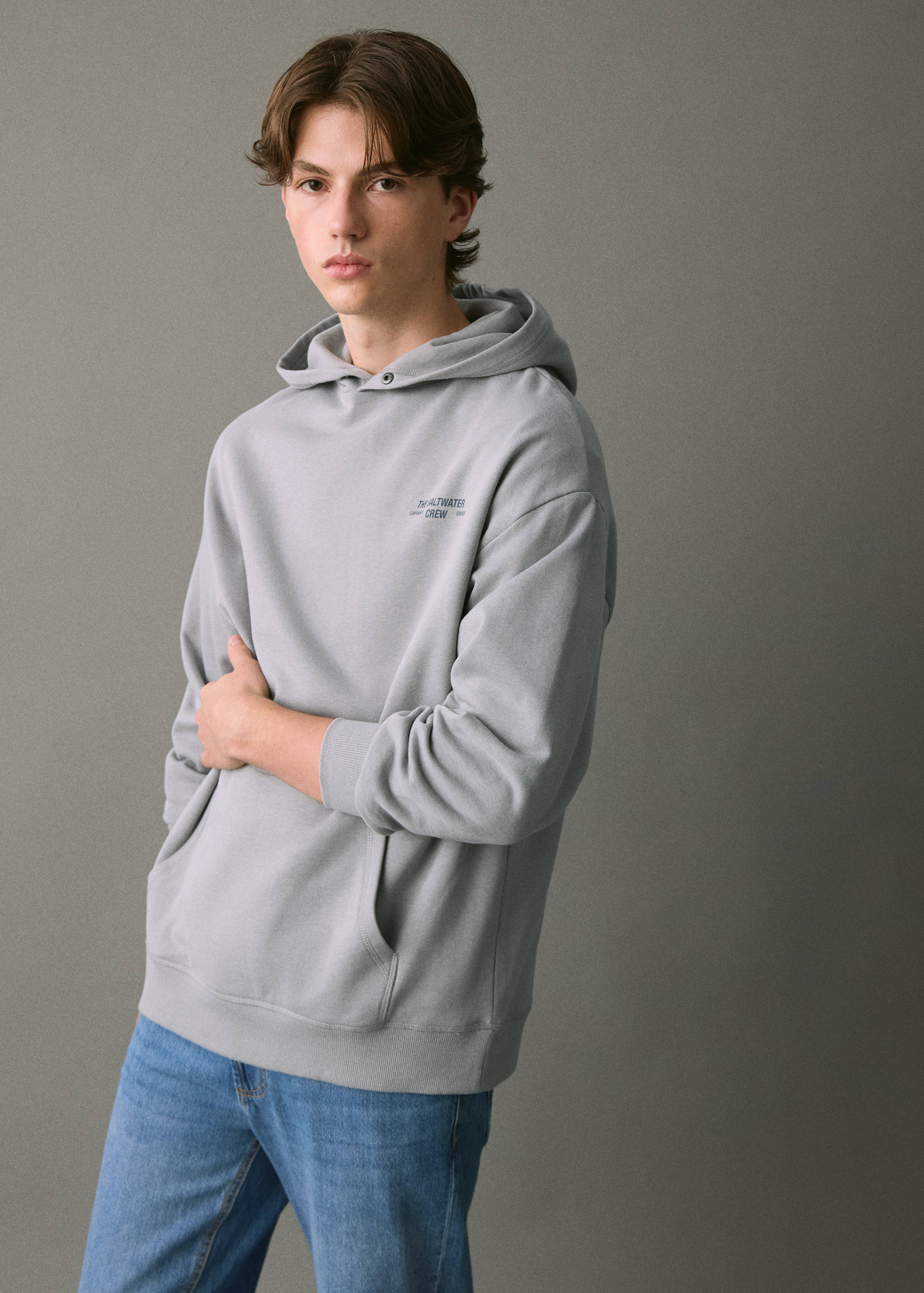 Свитшот с принтом и капюшоном - Средний план