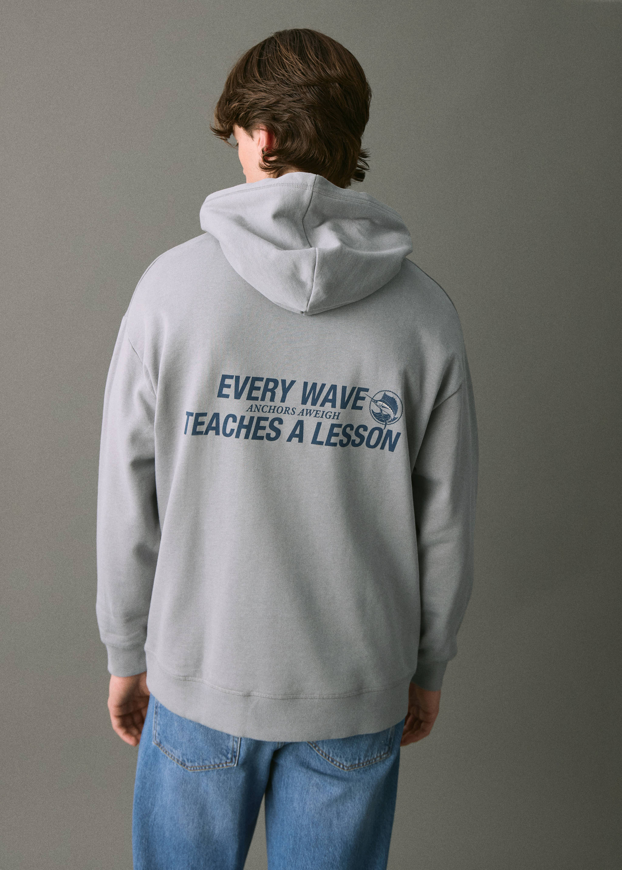 Свитшот с принтом и капюшоном - Обратная сторона изделия