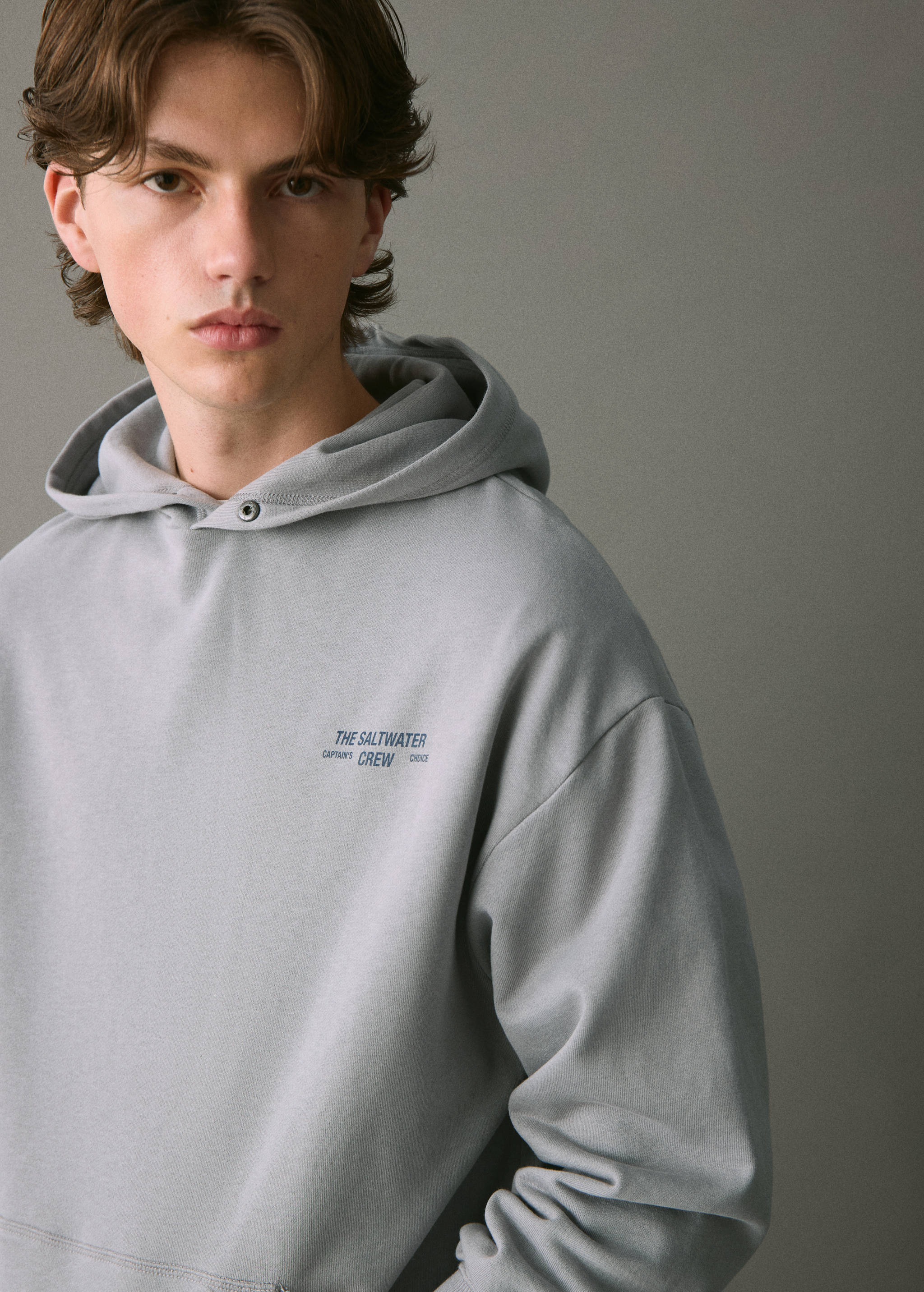 Свитшот с принтом и капюшоном - Деталь изделия 1