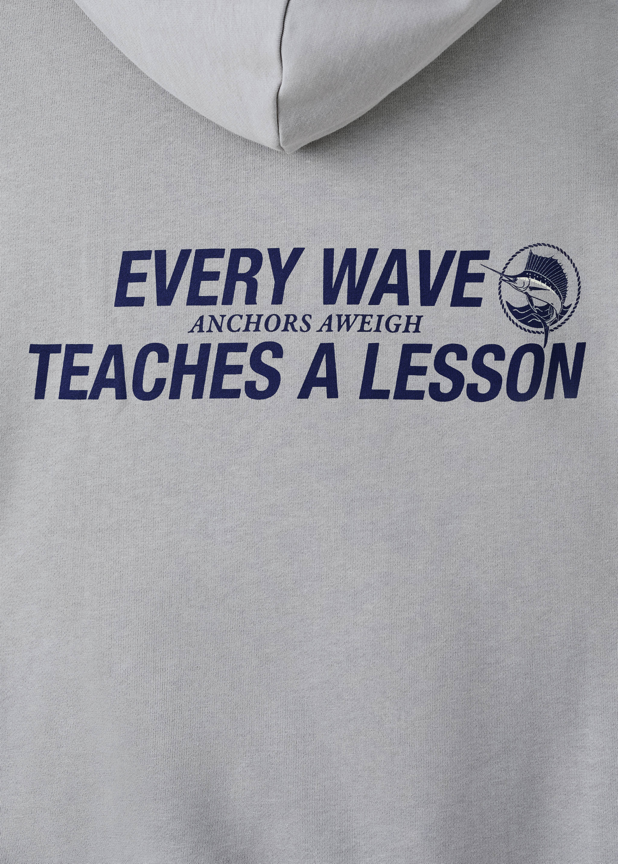 Свитшот с принтом и капюшоном - Деталь изделия 0