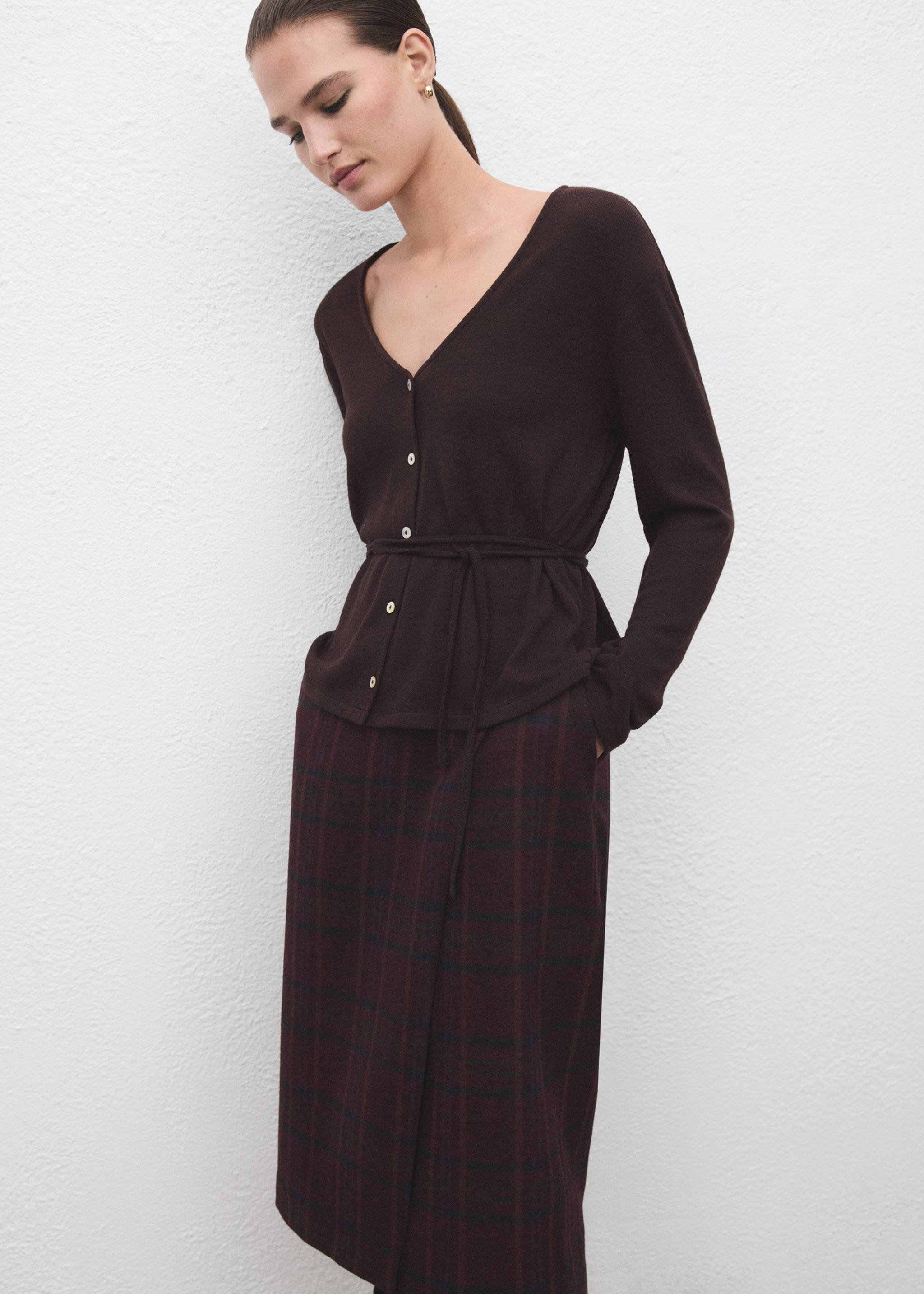 Вязаный кардиган с поясом - Средний план