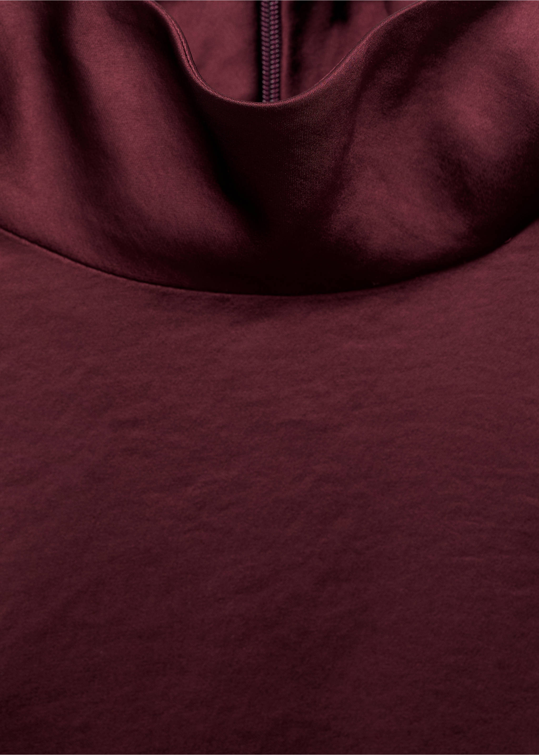 Blouse satinée col roulé - Détail de l'article 8, Lie de vin. Ref: 17037804-00.