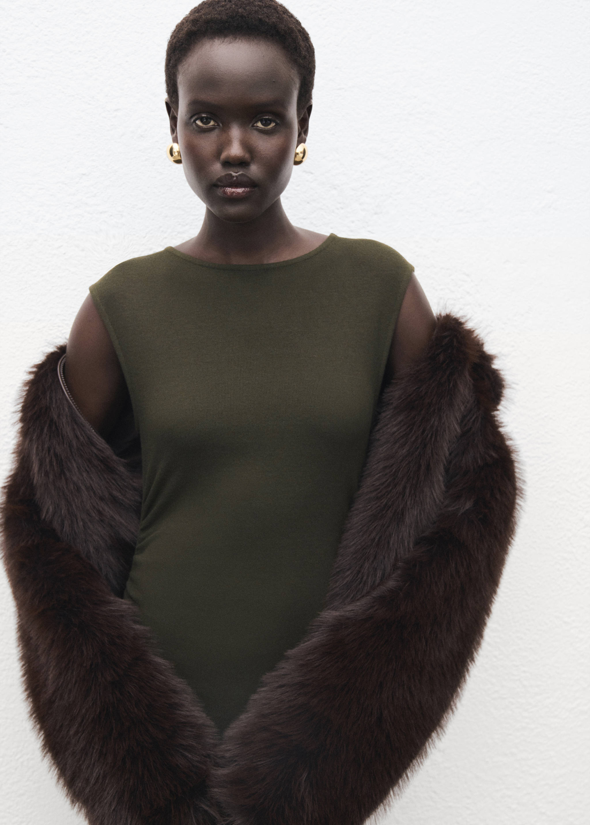 Robe en maille fine avec fronce latérale - Plan moyen