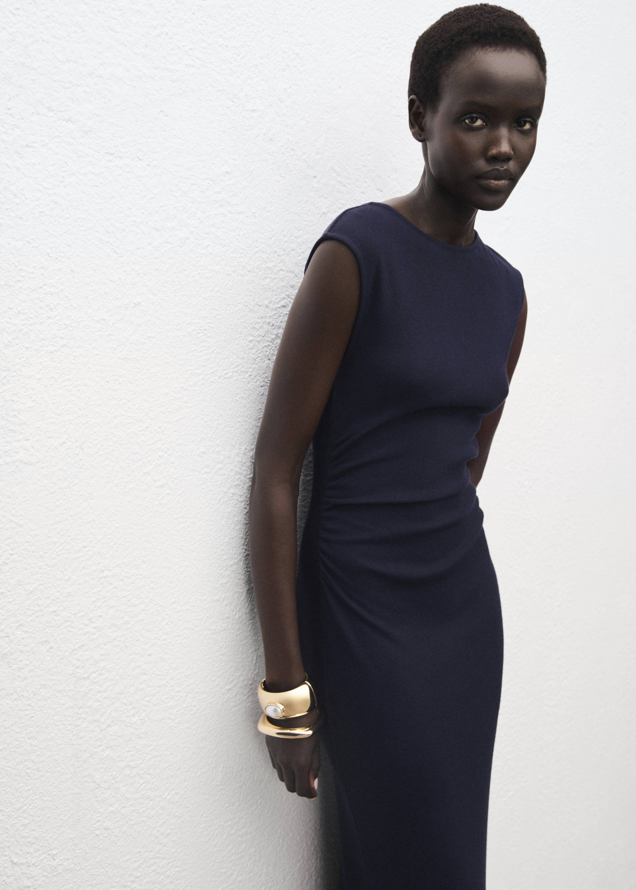 Robe en maille fine avec fronce latérale - Plan moyen