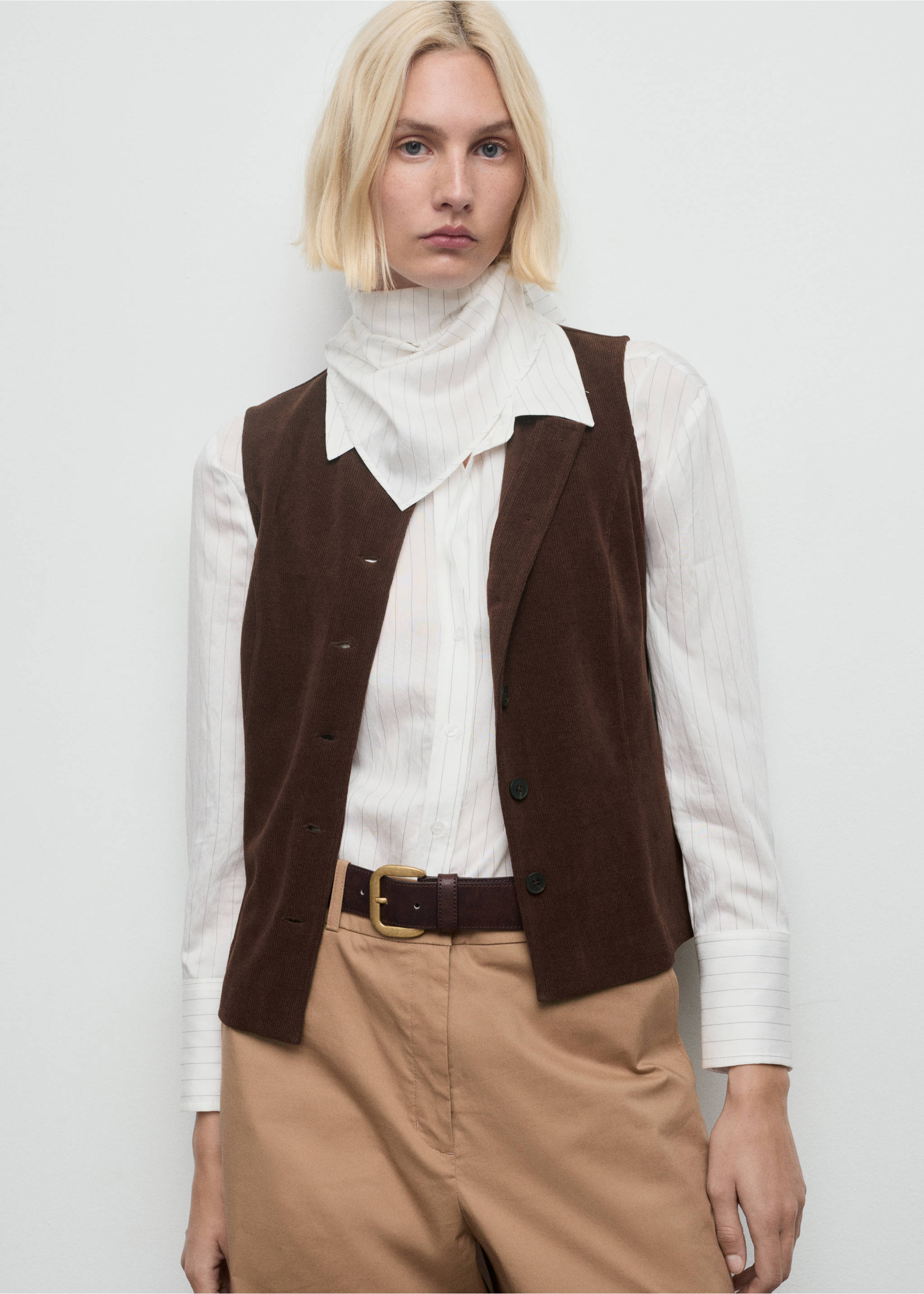 Corduroy suit waistcoat - Details of the article 2, Brown. Ref: 17037807-00.