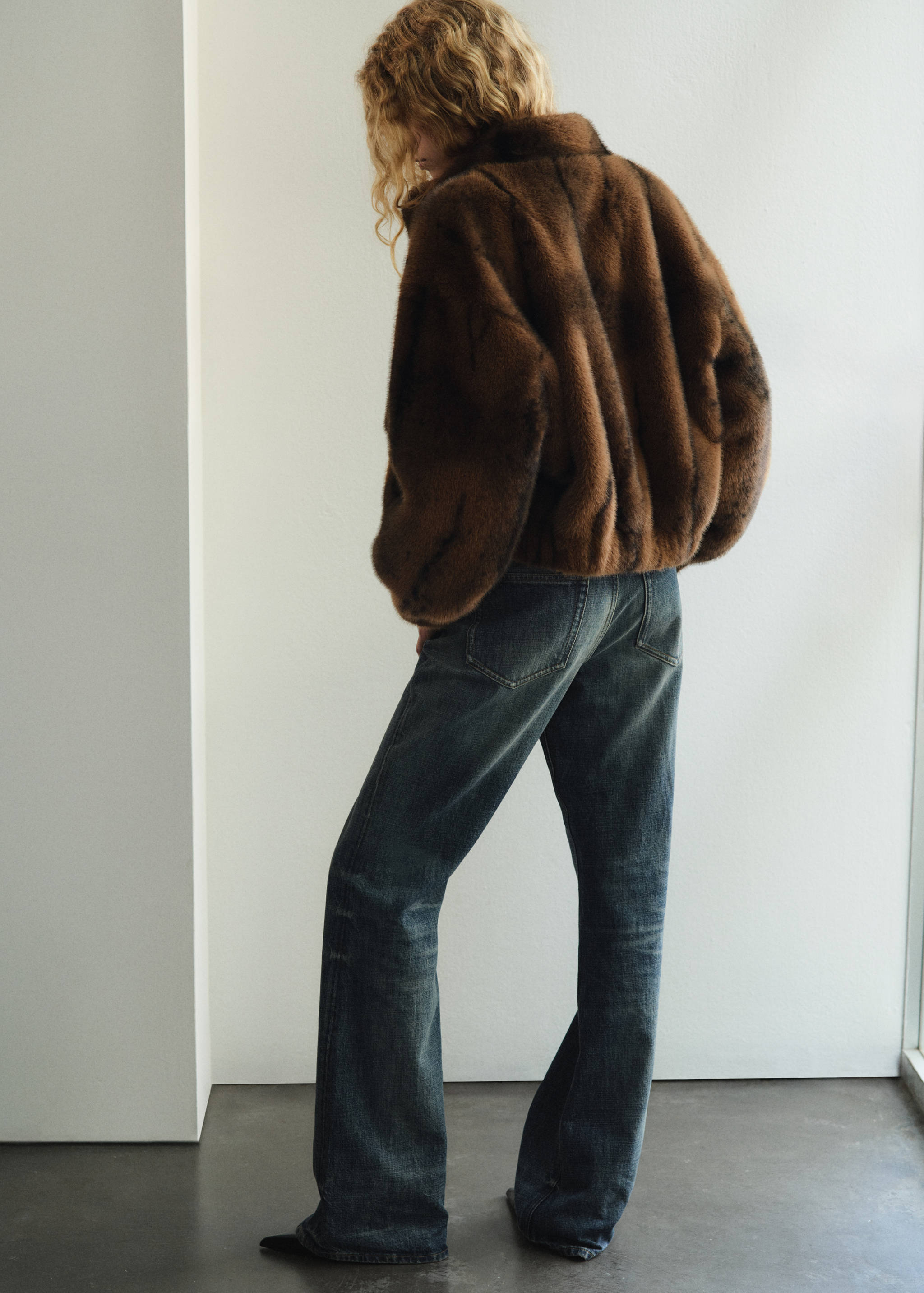 Mid-rise flared jeans - Reverse of the article