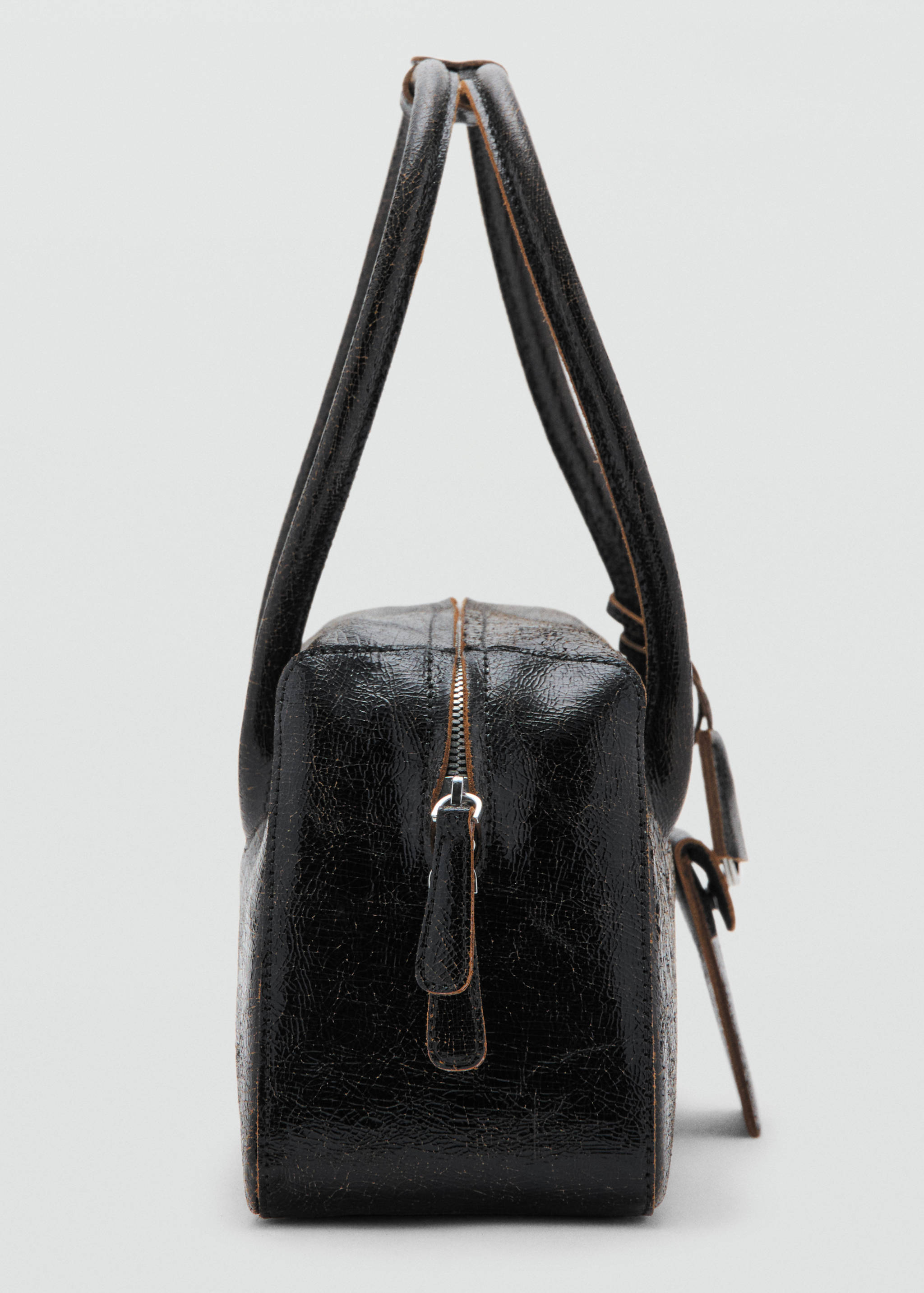 Axelremsväska i läder med berlocker - Detaljer om artikeln 2