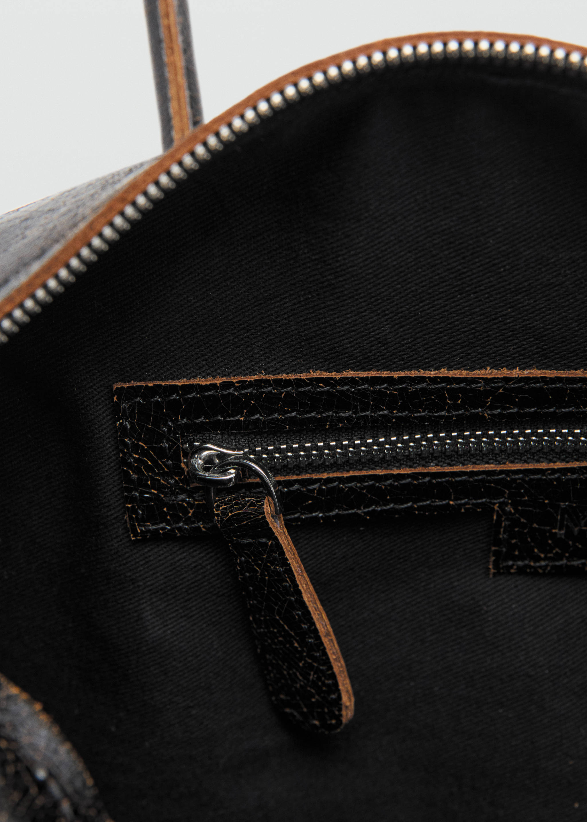 Axelremsväska i läder med berlocker - Detaljer om artikeln 3