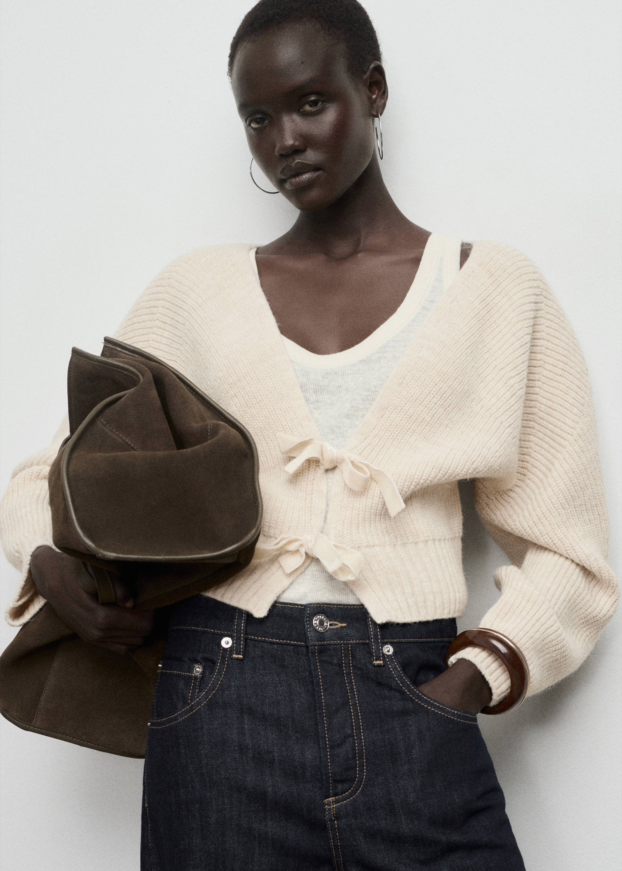 Cardigan col en V à nœuds - Plan moyen