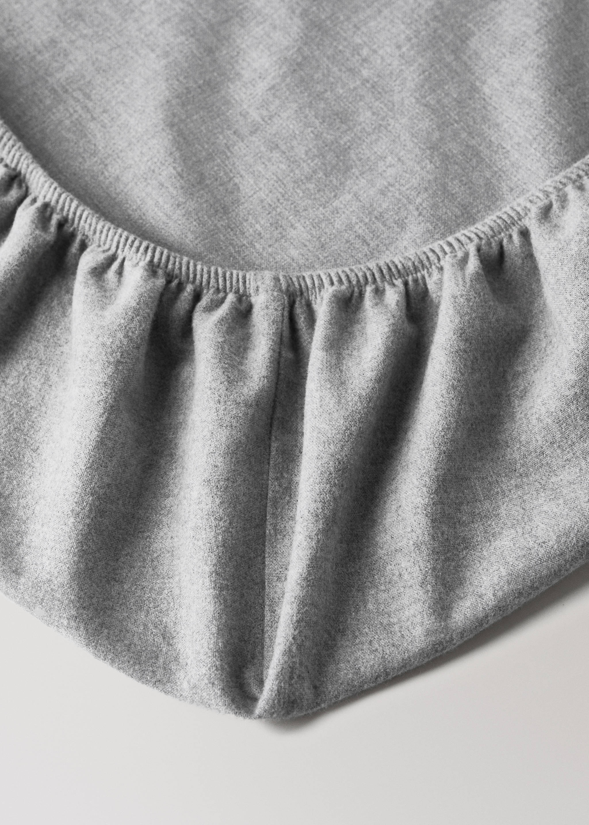 Melange-yarn fine-striped cotton fitted sheet for cot - Details of the article 2